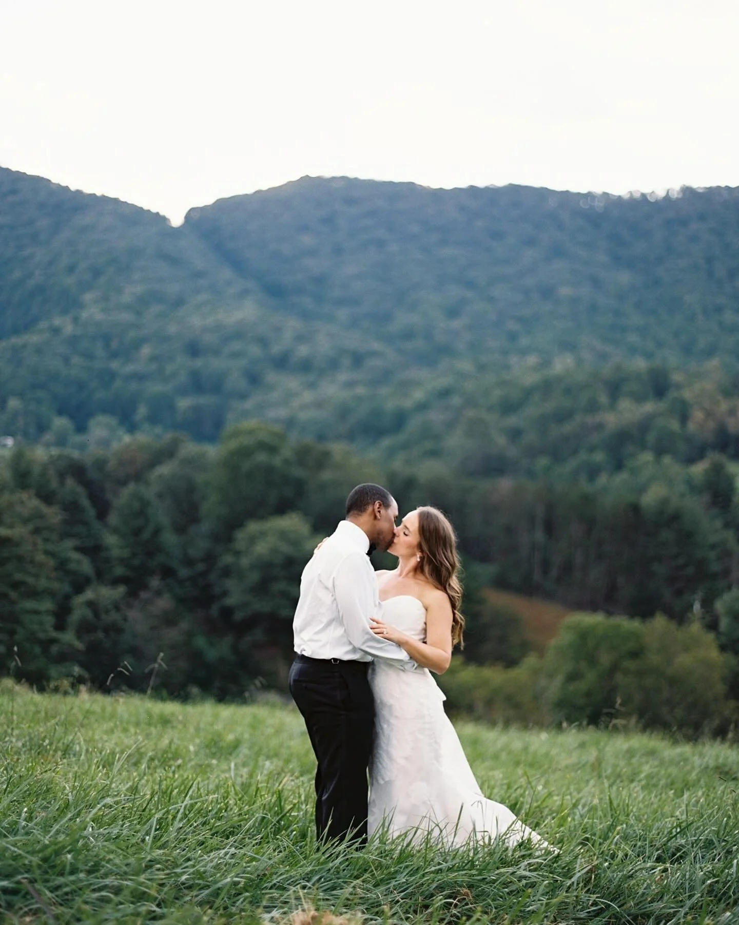 Happy #filmfriday 🌿 Here’s a stunning moment among the mountains captured by @casiemariephotography 🎞️