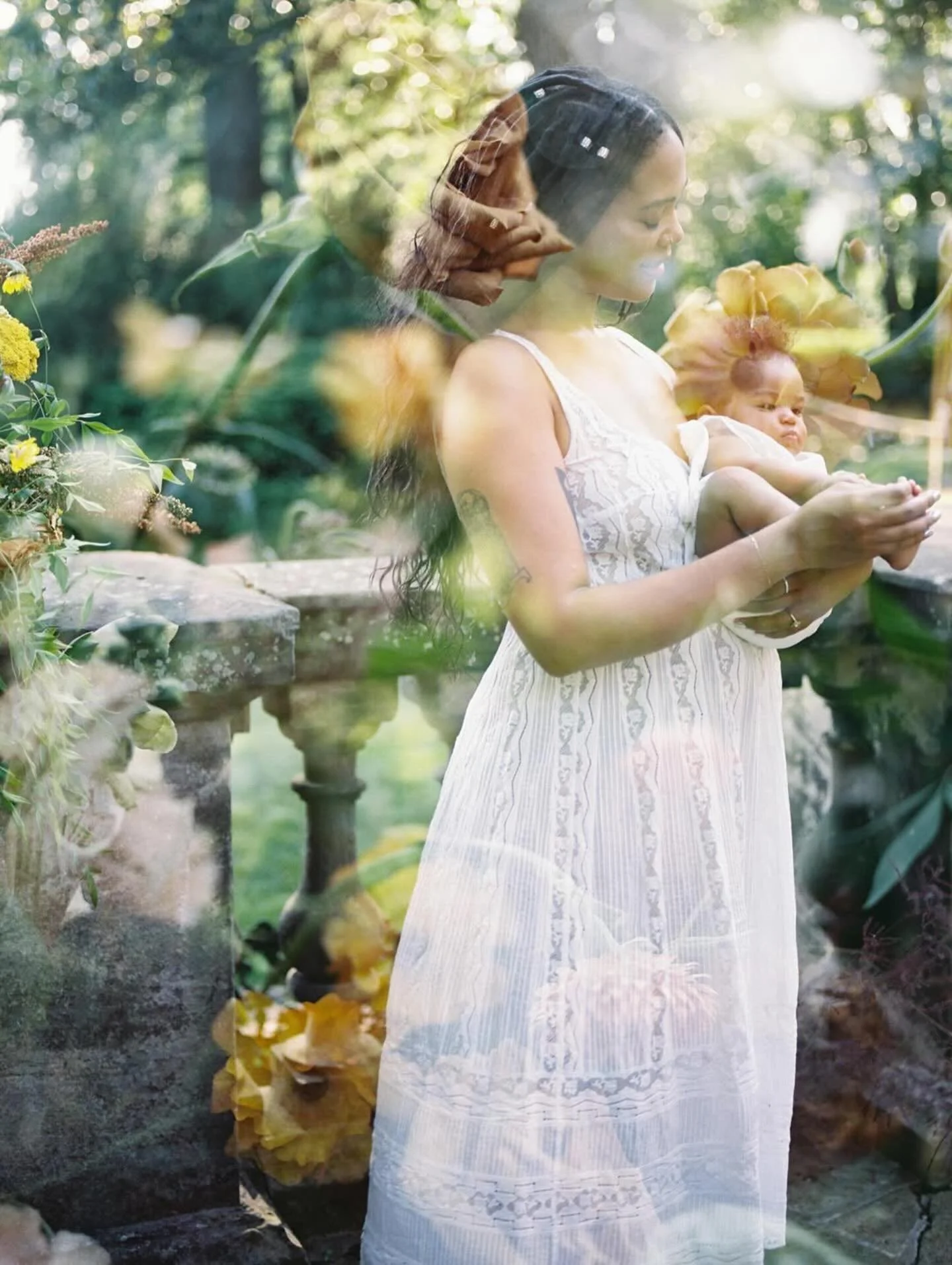 Motherhood in full bloom 🌼 with these dreamy moments captured by @jessicaageephotography 🎞️