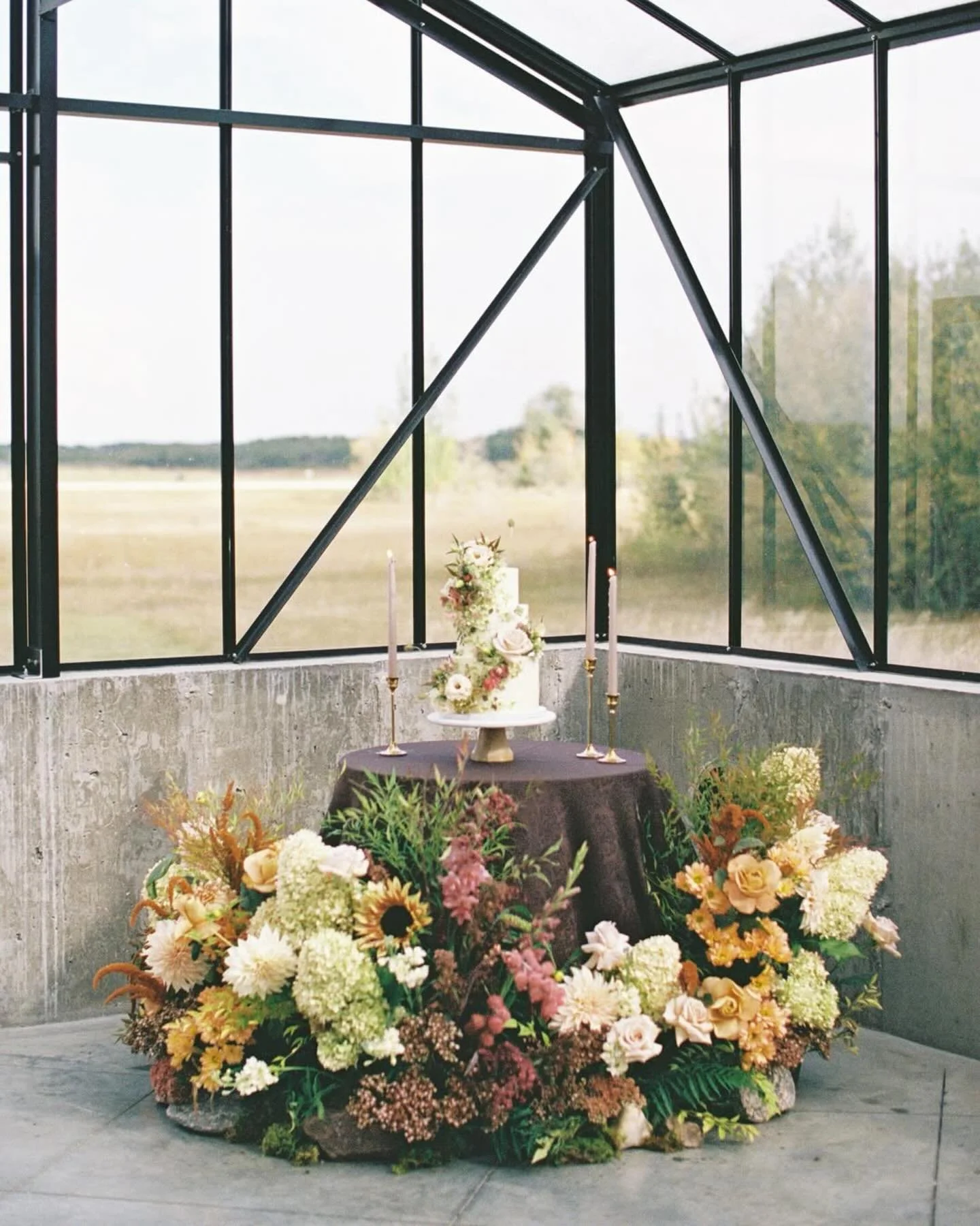 A moment for these gorgeous details🌻 captured by @madisonrosemcmahon 🎞️