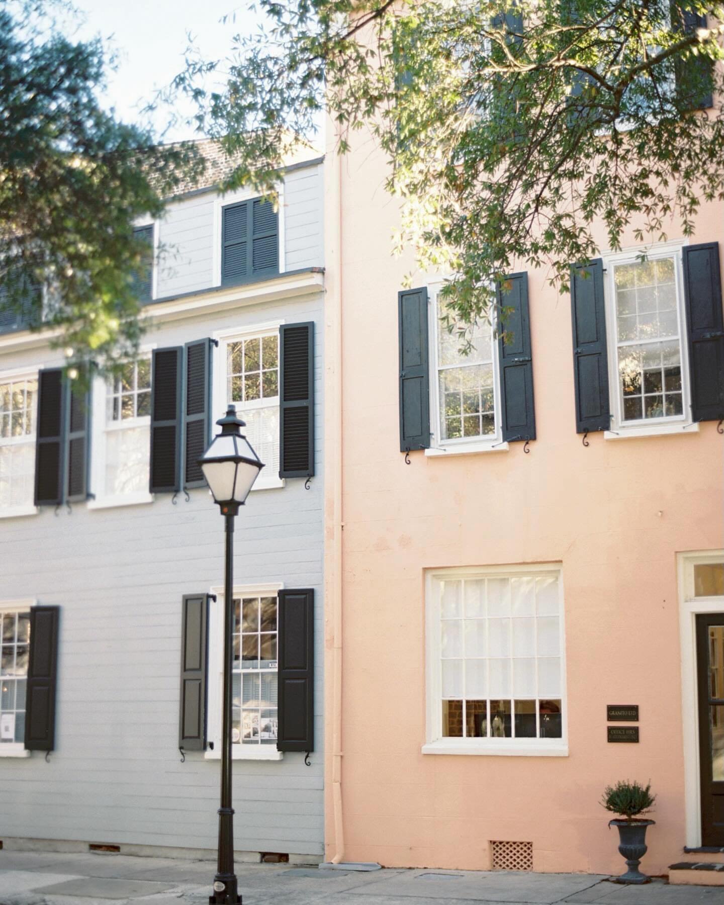 Explore the beautiful streets of Charleston with these lovely photos from @alexthorntonphoto 🎞️ 

@thehybridco who&rsquo;s ready for a photo walk with @timryugo_kodak to get some great photos like these!