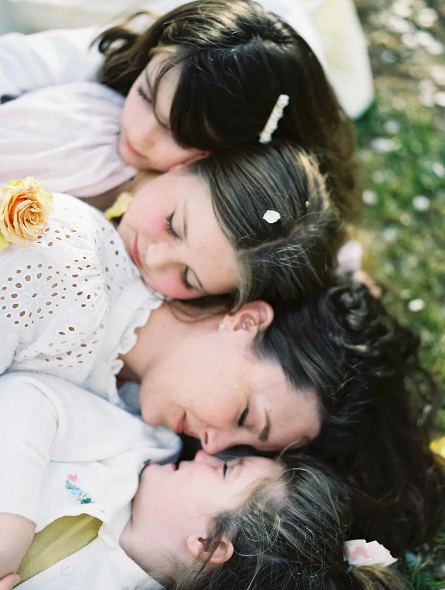 The sweetest moments, captured under the blossoms 🌸 from @jessica.heuer.photography 🎞️