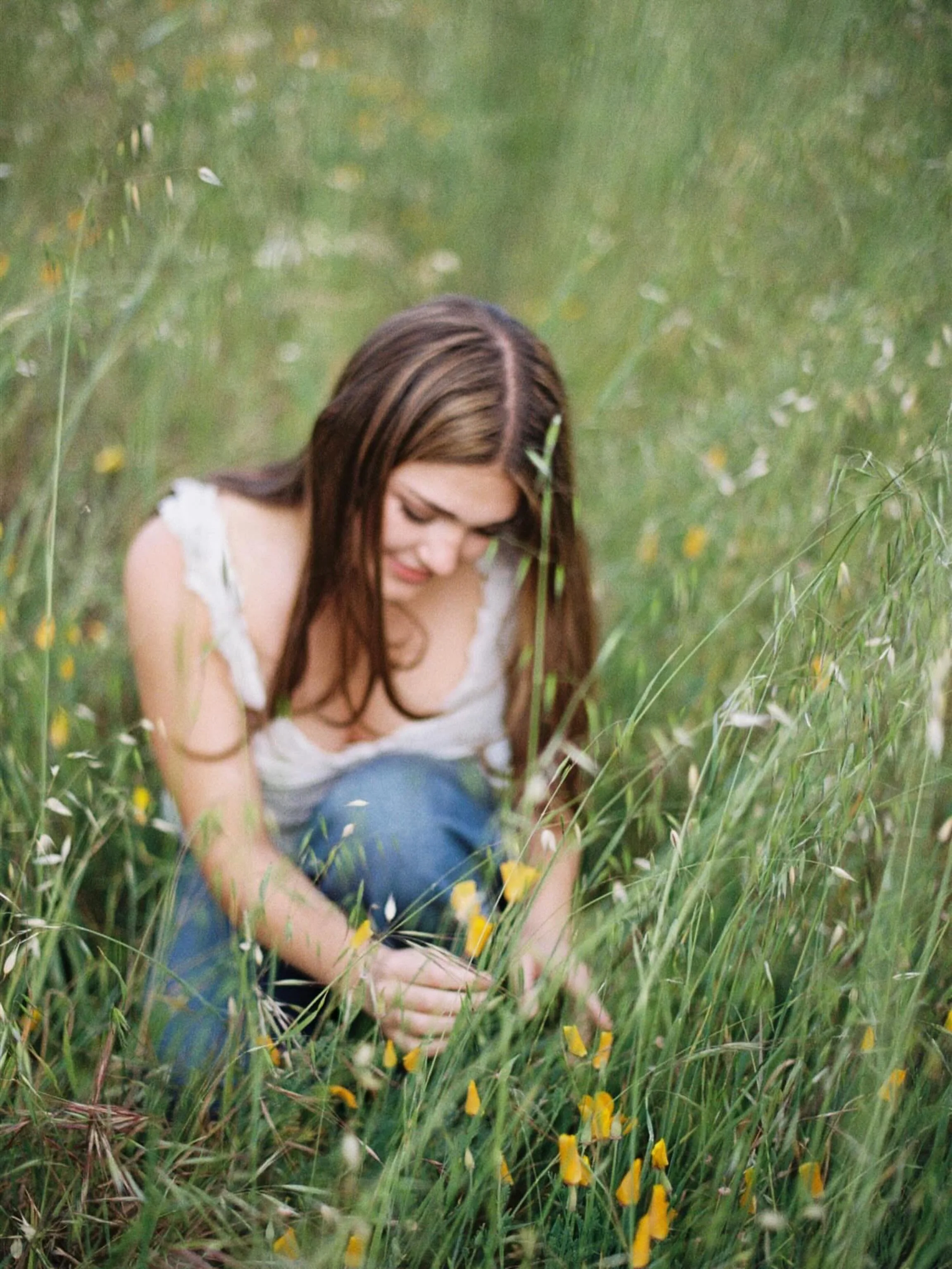 Spring tones on film, nothing better. 🌾 Beautiful photos captured by @cassiegreenphotography on #kodakgold200 🎞️