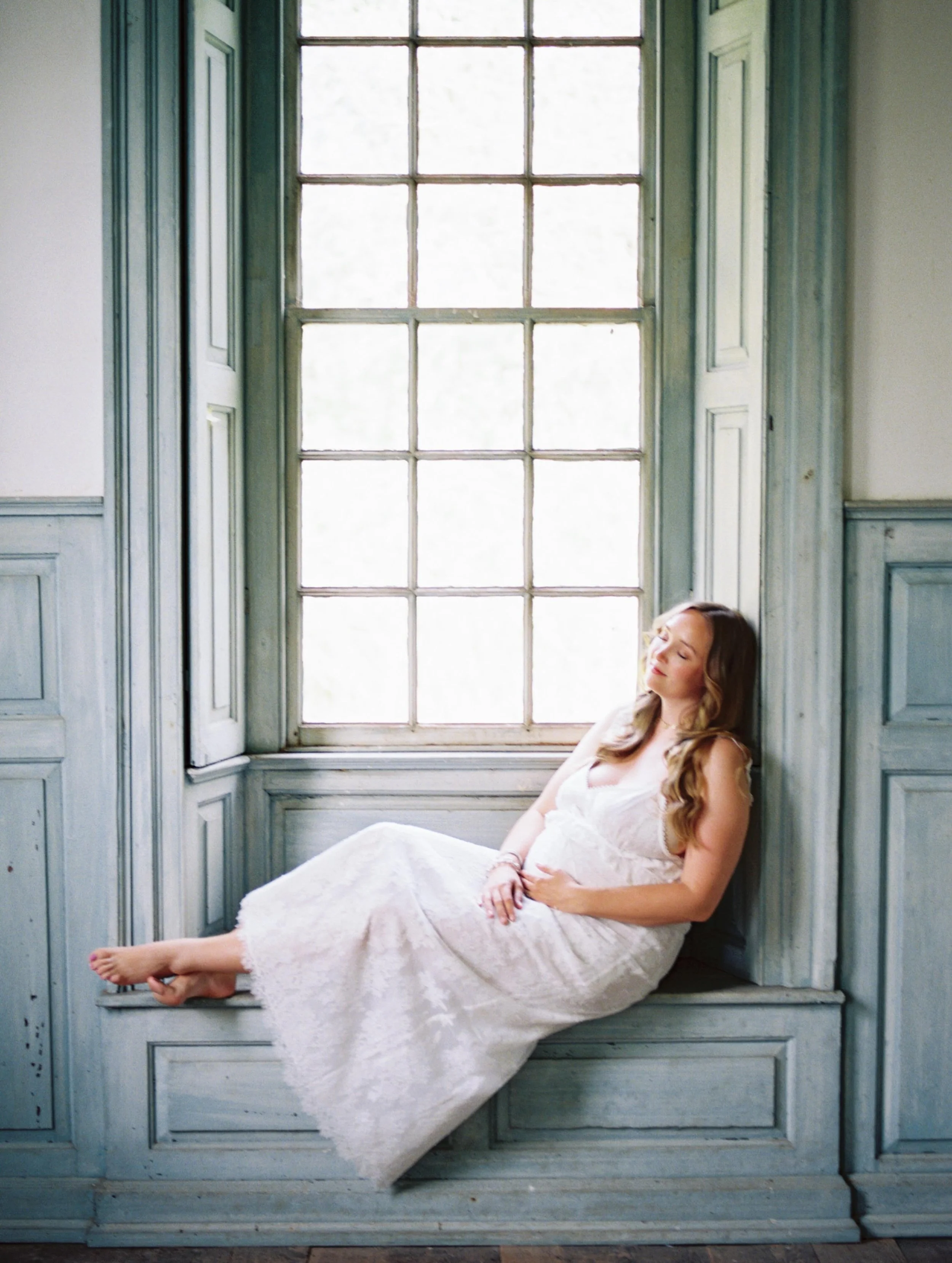 Soft tones, window light, and a little film magic ✨ Captured by @katiestansfieldphoto 🎞️