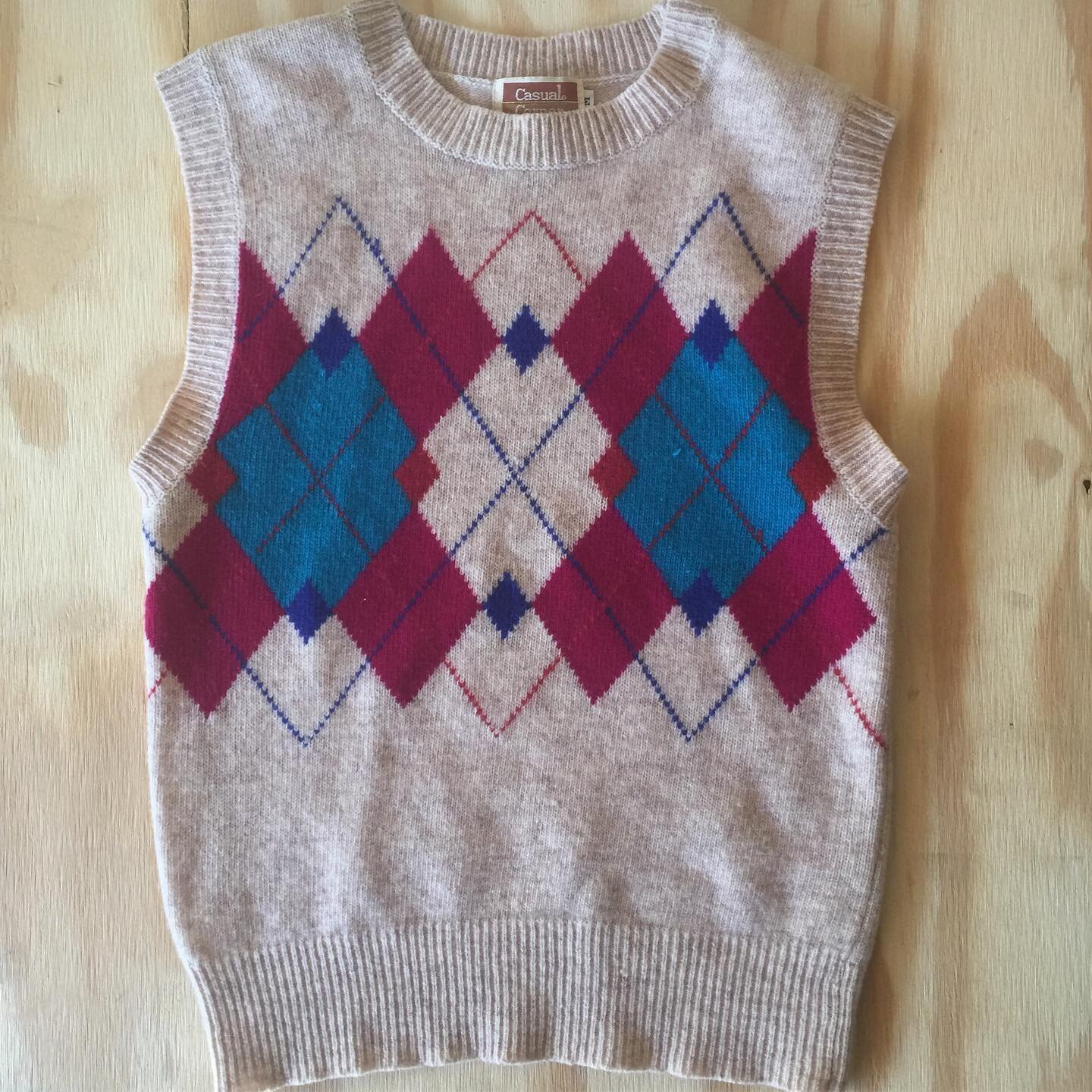Wool sweater vest for this layer season 🌬 
.
Size M, $30 📦 shipped
.
#sweatervest #wool #90sfashion