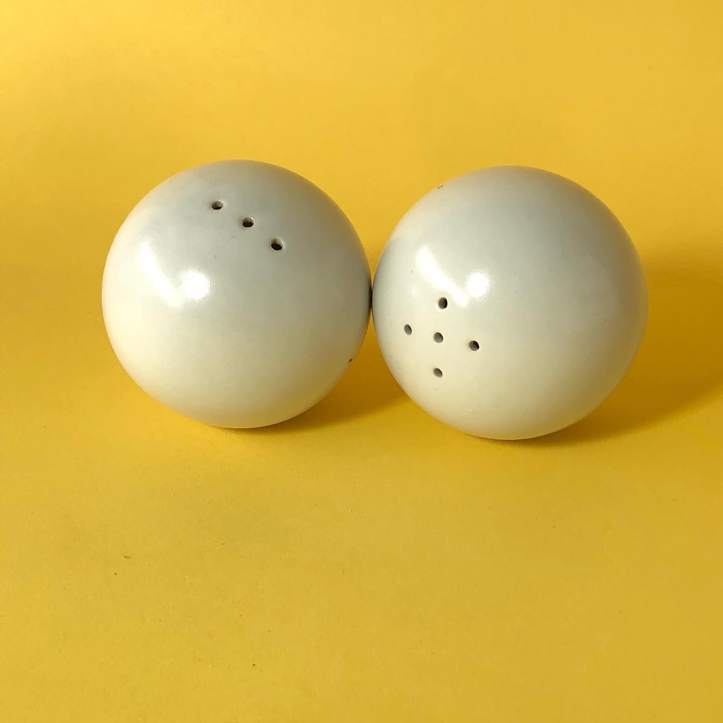 🧂 Salt and Pepper shakers! 🍉 🍉 
Both ceramic and adorable. Are you in need of some fun shakers in your life? Of course you are! 

$25 shipped for each set 

#shakers #saltandpeppershakers #vintage #boutique #kitchenware #tableware #watermelon #fru