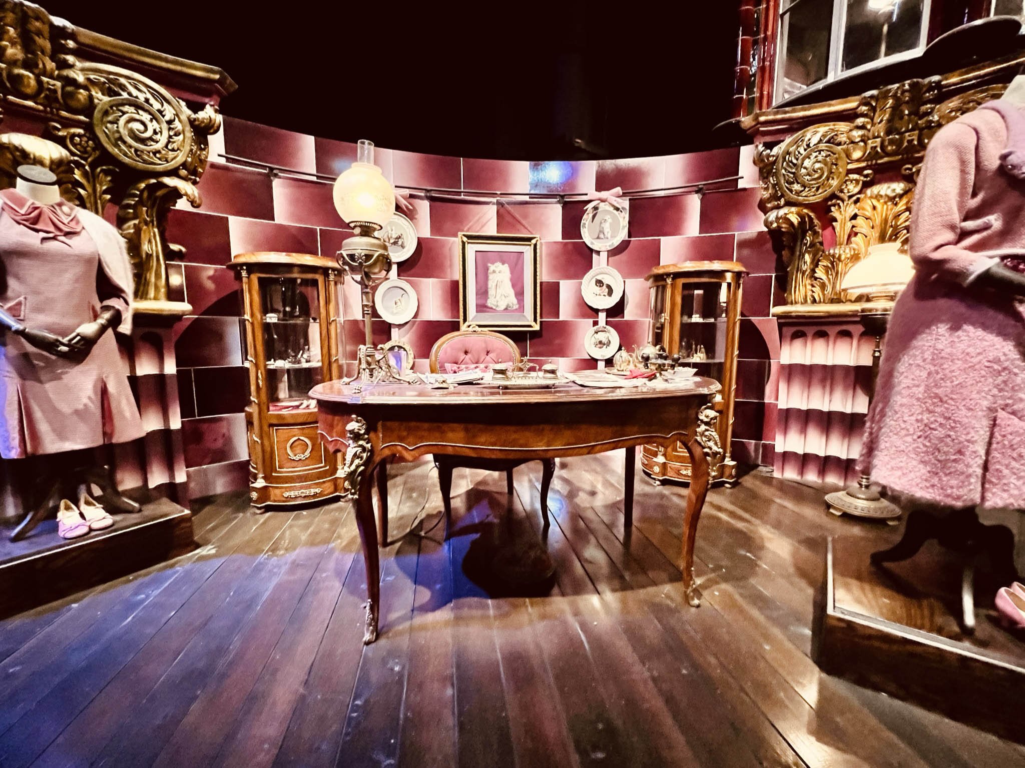 Warner Bros. Studio Tour London on X: Umbridge's office in Harry Potter  and the Deathly Hallows reflects her love for cats & all things pink! # HarryPotter  / X