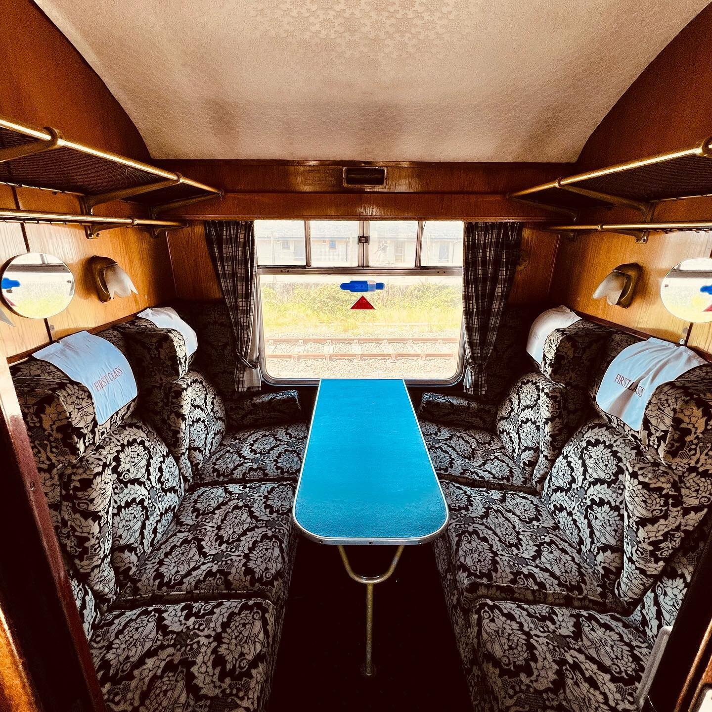 In case you&rsquo;re curious what the first class carriages looks like on the Jacobite steam train, aka Hogwarts Express! 🚂

You can book seats at a regular first class table, a 2-person table, or an entire compartment!

#hogwartsexpress #jacobite #