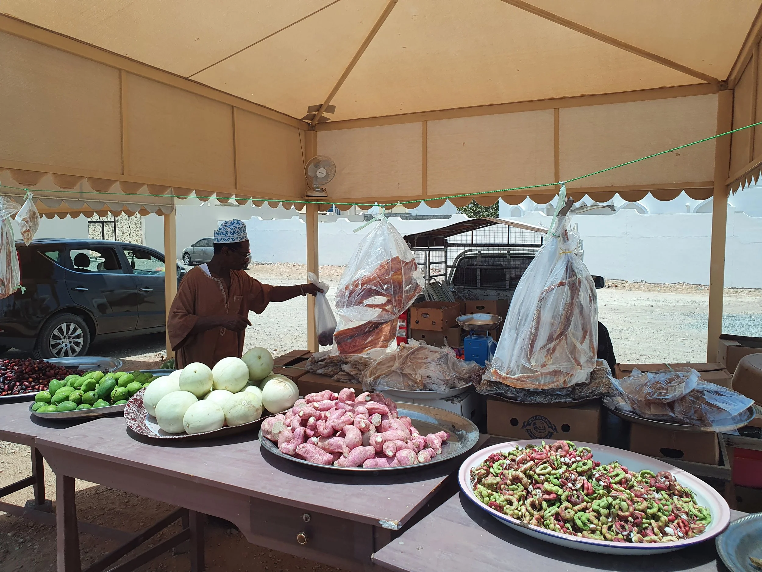 Sur sale of fresh dates Oman.jpg