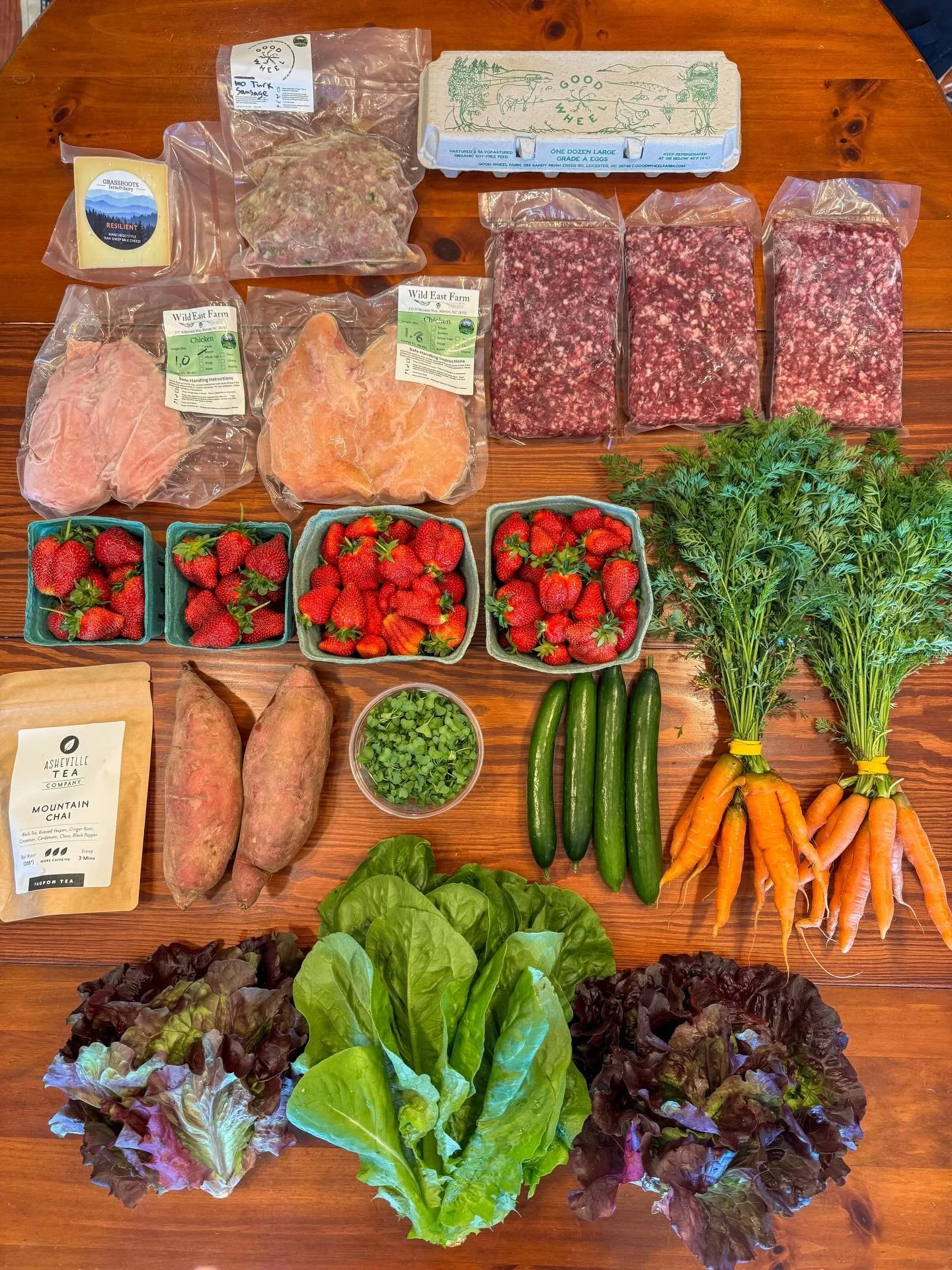 MARKET HAUL🥬

Red leaf lettuce
Romaine lettuce
Carrots
English cucumbers
Broccoli microgreens
Sweet potatoes
Chai tea
Strawberries 🍓🍓🍓
Grass fed grass finished ground beef x3
Organic pastured chicken breast x2
Raw Manchego 
Organic pastured wild 