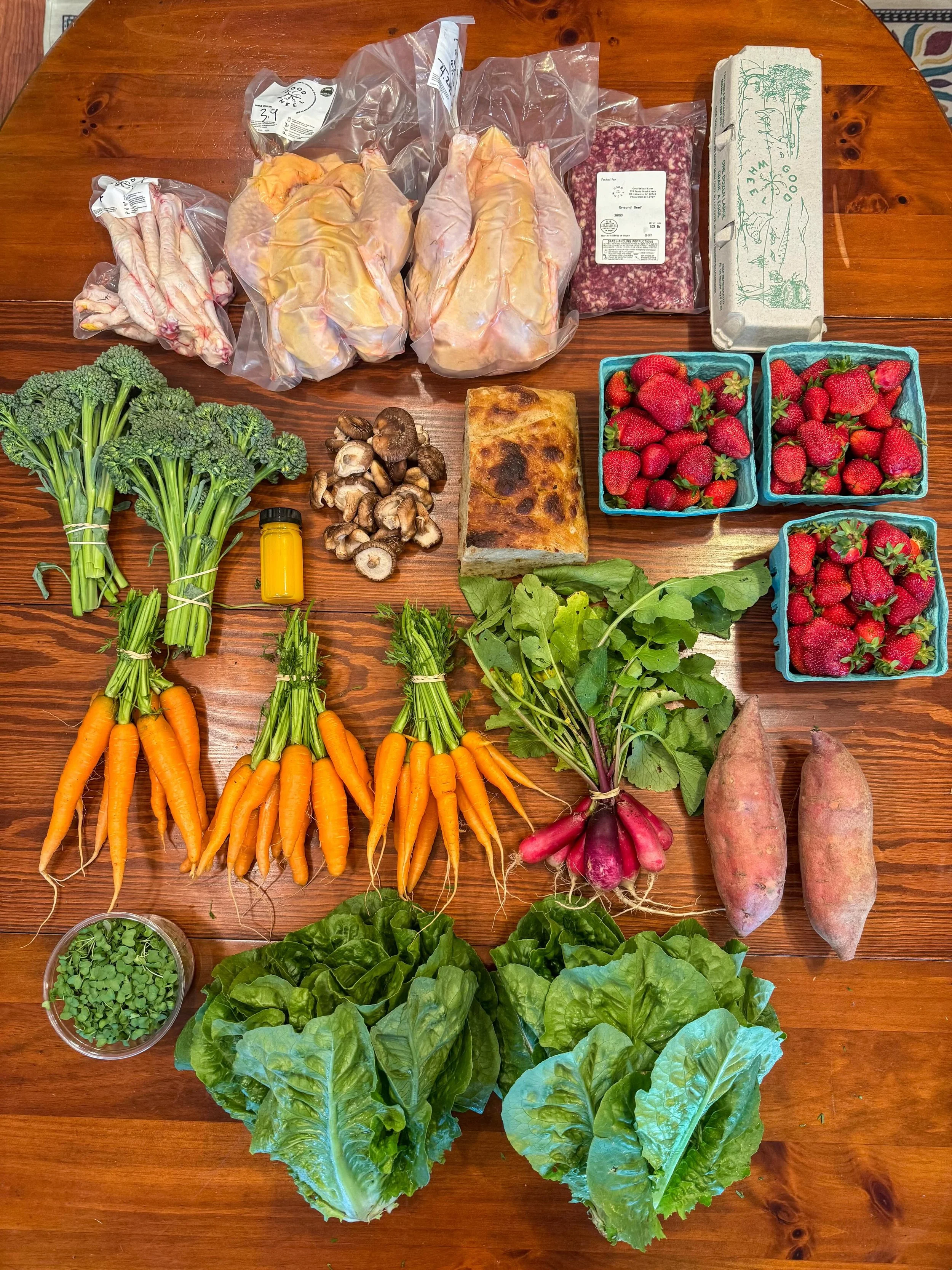 MARKET HAUL 🥕

Broccoli microgreens
Romaine lettuce
Sweet potatoes
Radish
Carrots
Broccoli
Juice shot
Shiitake mushrooms
Chili crisp honey focaccia 
Strawberries
Pastured organic eggs
Grass fed grass finished ground beef
Pre-paid @goodwheelfarm CSA: