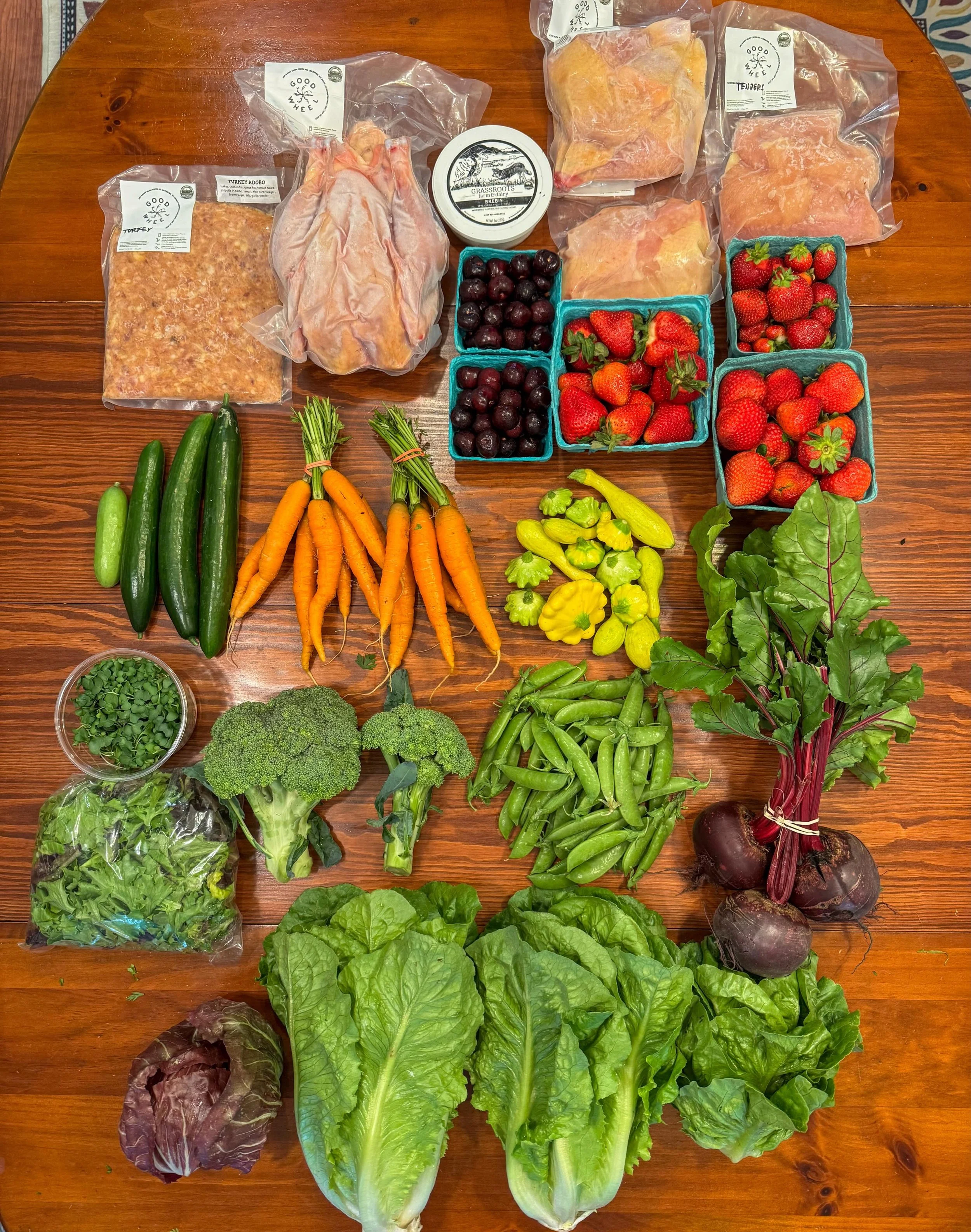 MARKET HAUL 🥦

Radicchio 
Romaine lettuce
Green leaf lettuce
Beets
Sugar snap peas
Broccoli
Lettuce mow
Broccoli microgreens
Cucumbers
Carrots
Baby squashes
Strawberries
Cherries
Organic pastured ground turkey adobo 
Organic pastured whole chicken
R
