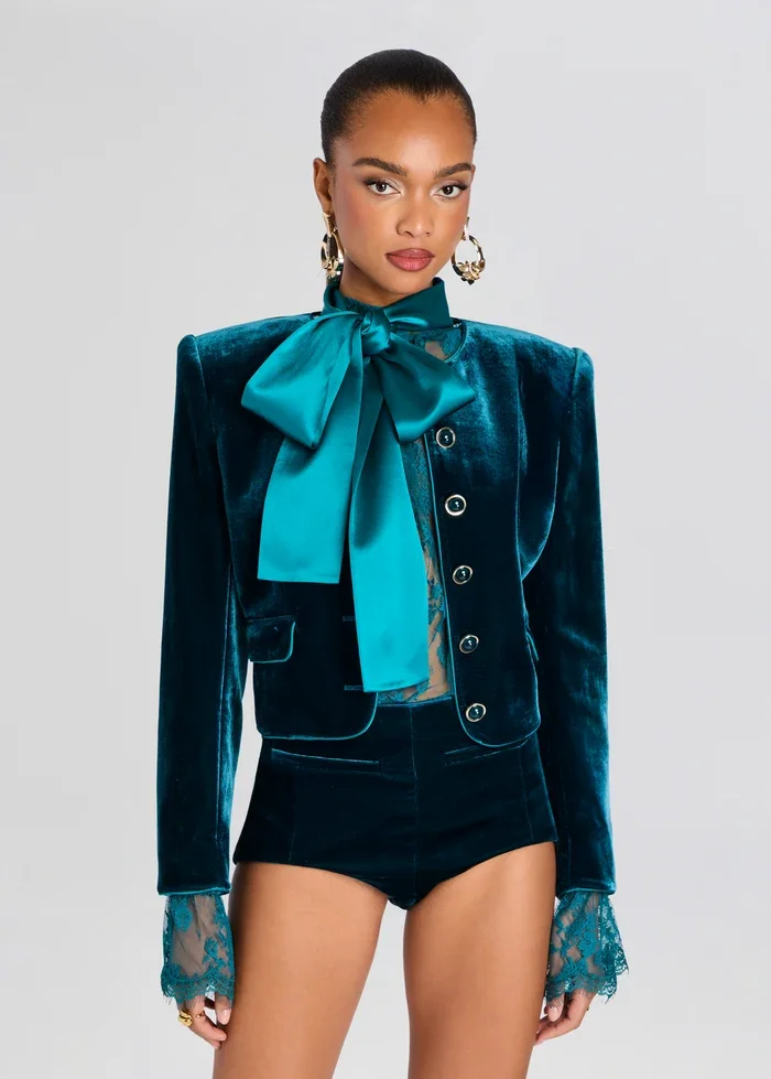 26-08-25_TasminLaceBlouse_AltoVelvetJacket_MenloVelvetShort_Sarcelle_0279.jpg.webp