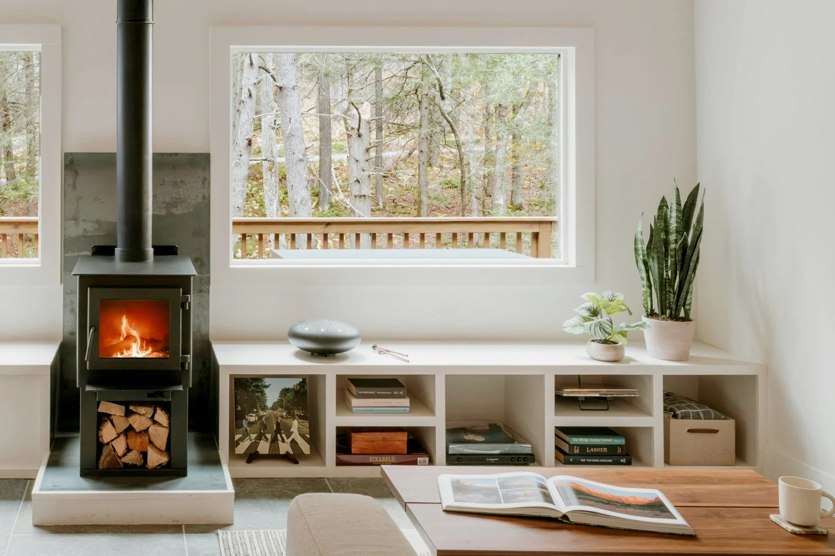 Flexible shelving system with wooden tiers for organised, open storage.