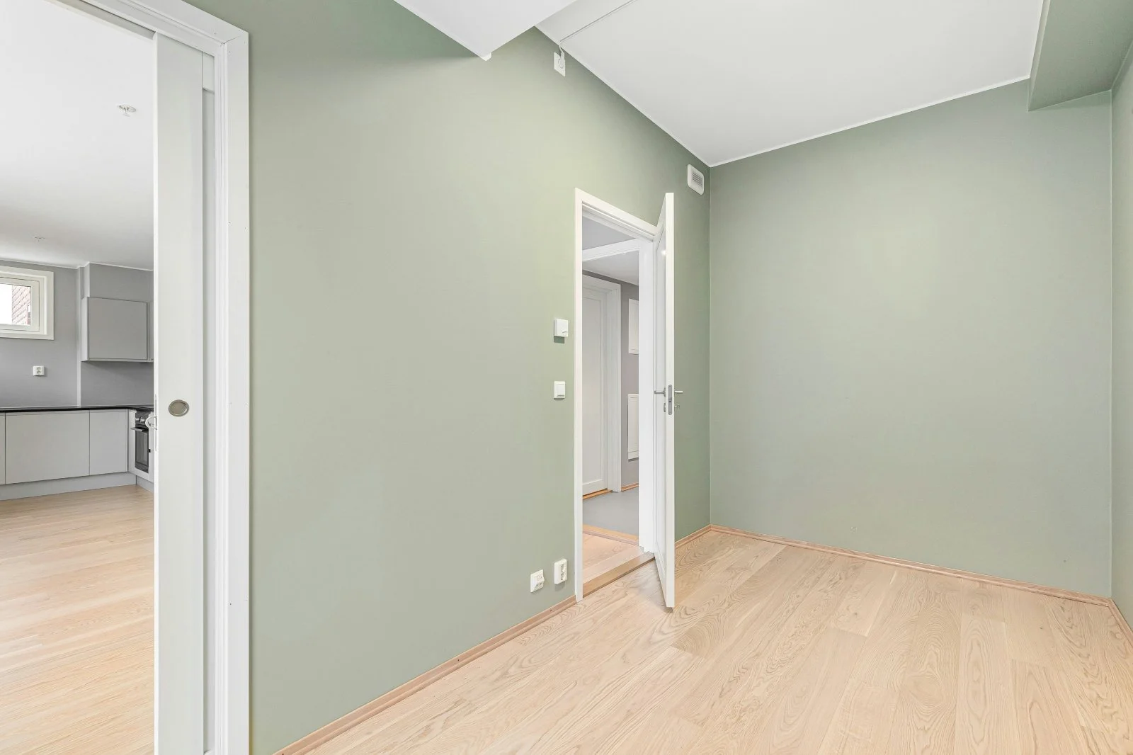 Open-plan interior layout with two doors opened in opposite directions, illustrating a walk-through room circulation loop between adjoining spaces.