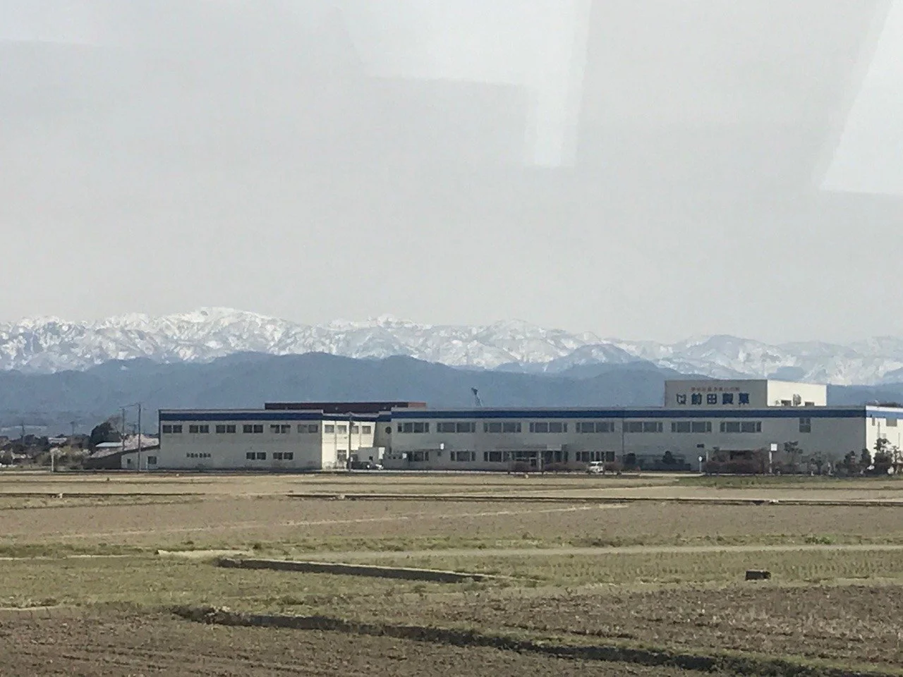 Blick aus dem Shinkansen auf dem Weg nach Kanazawa