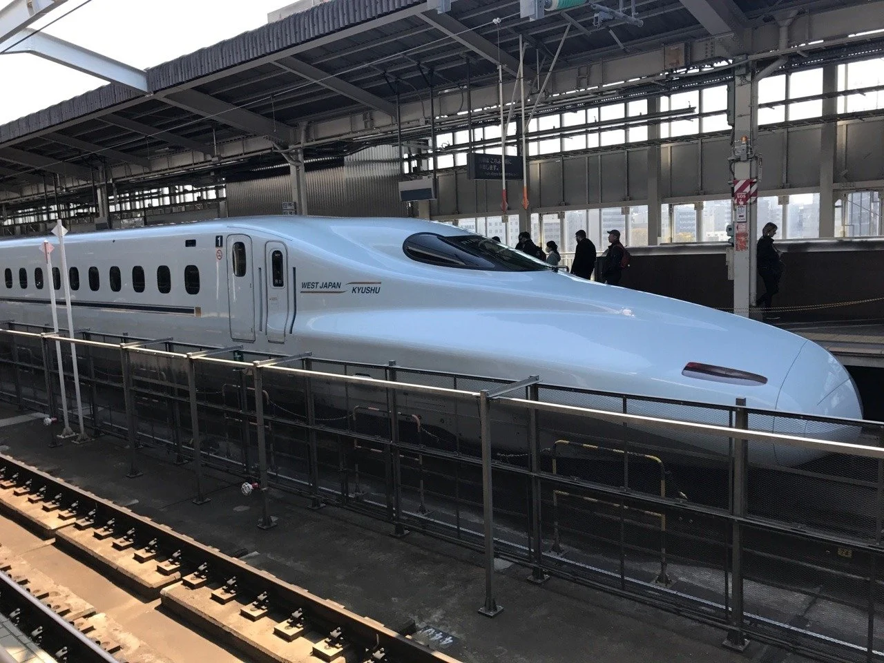 Shinkansen im Bahnhof in Osaka