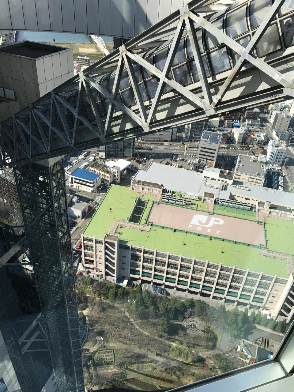 Rolltreppe und Blick nach unten im Umeda Sky Building