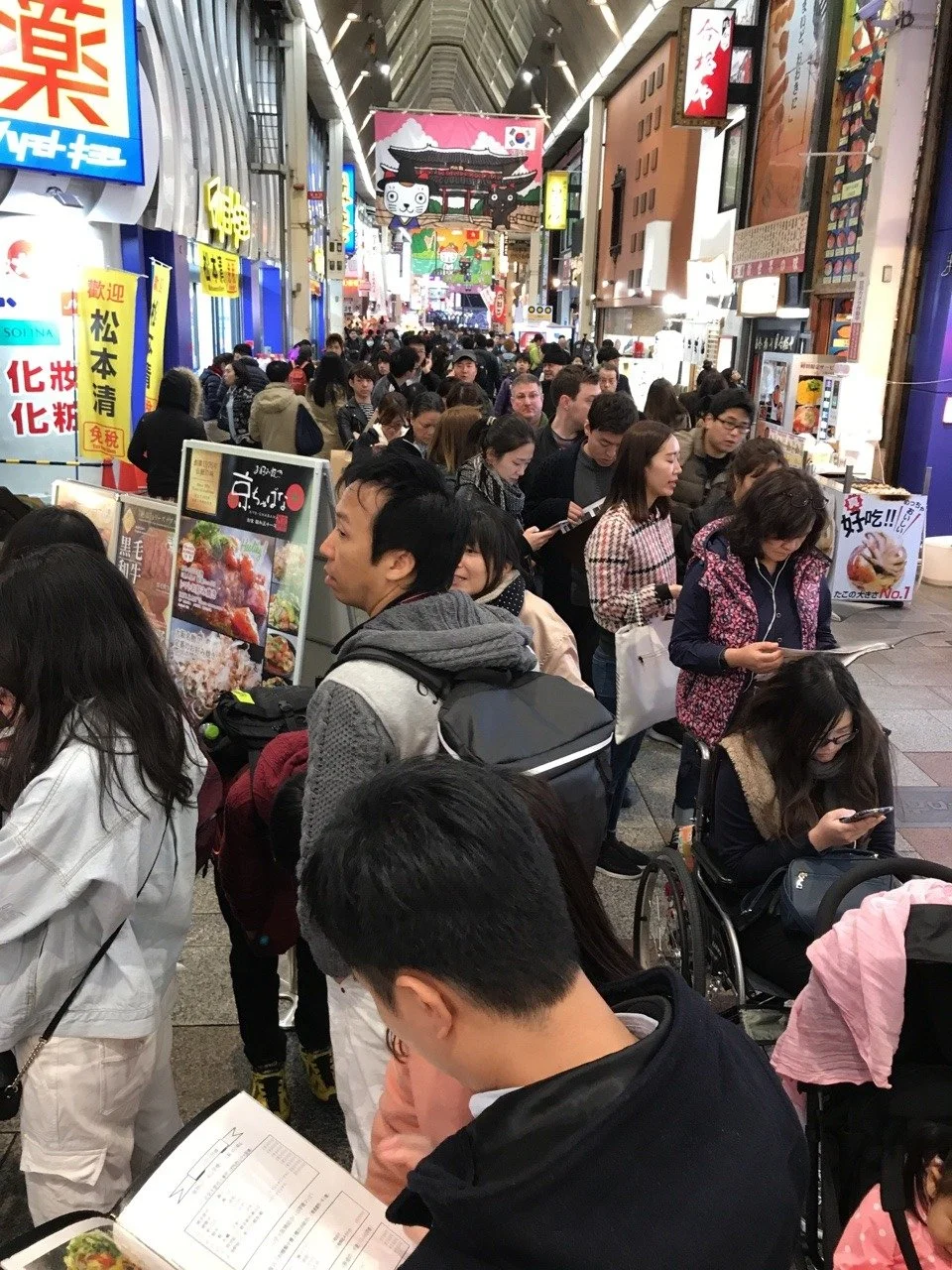 Anstehen für Okonomyaki in Osaka