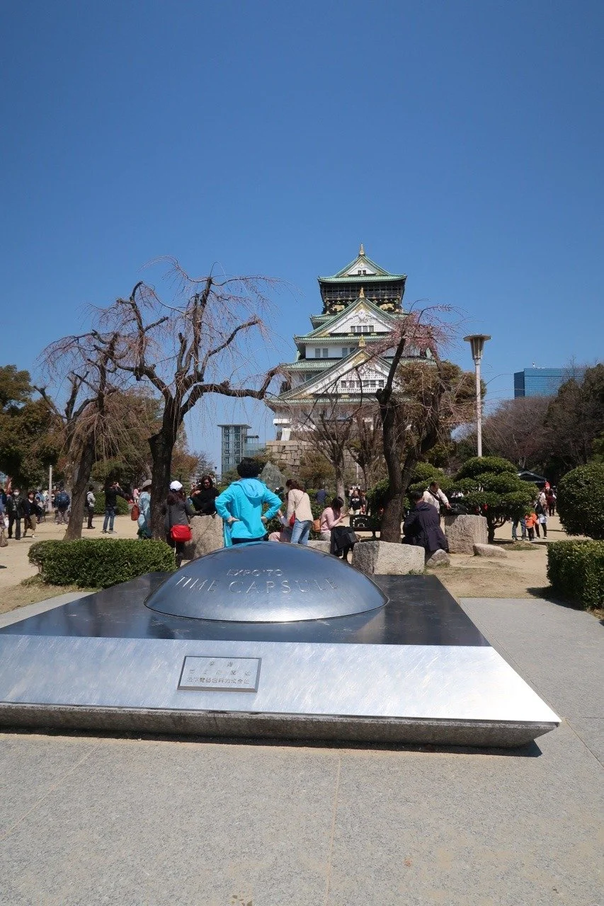 Time Capsule vor dem Osaka Castle