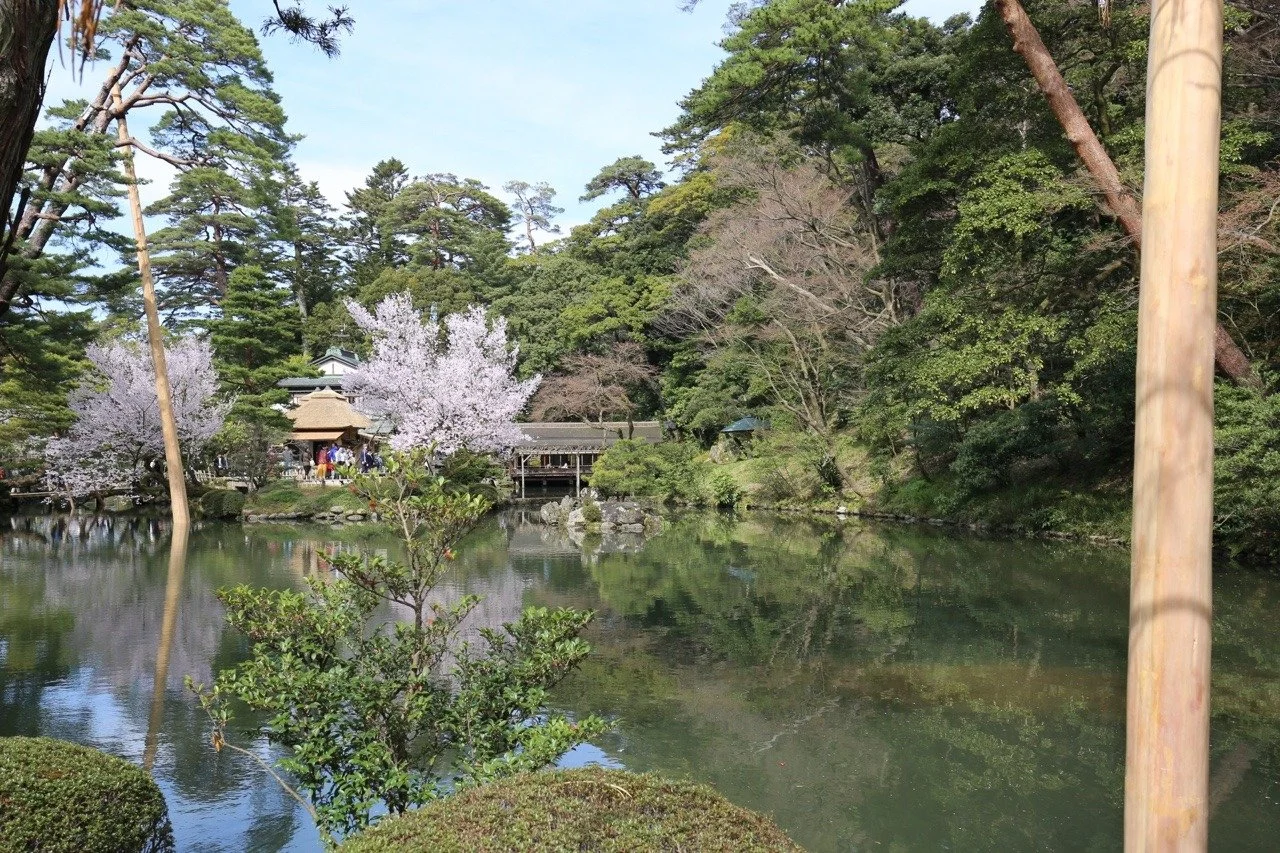 Teich im Kenroku-en Garten in Kanazawa