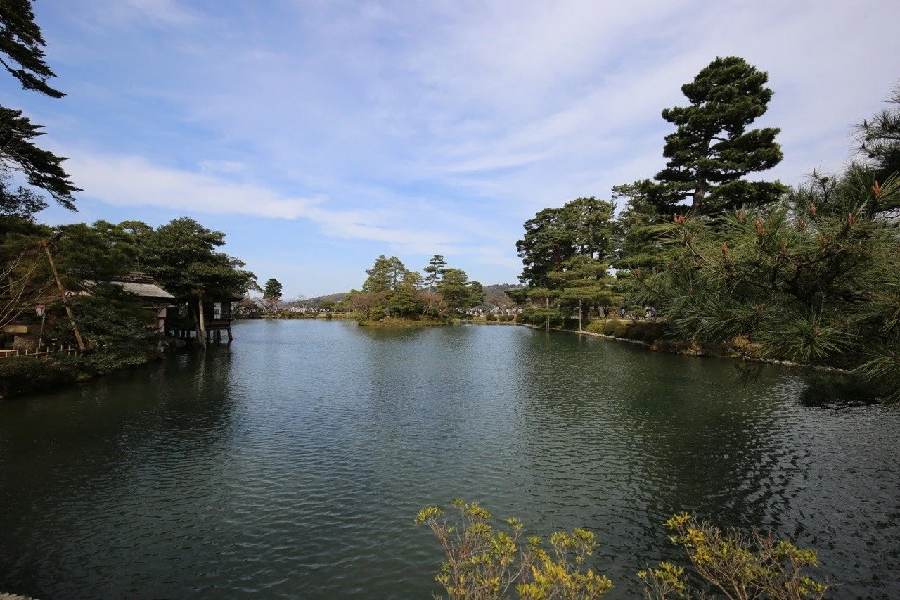 Teich in Kenroku-en Garten in Kanazawa