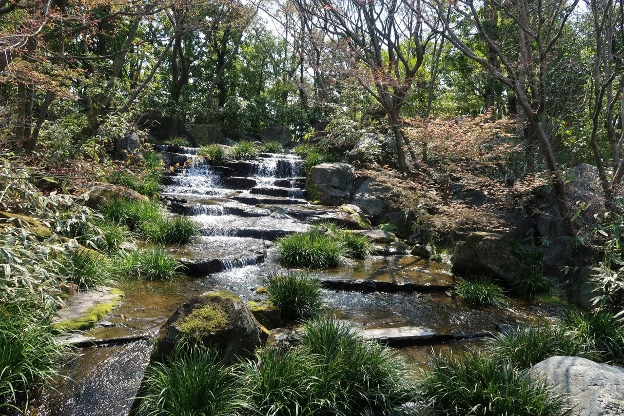 Kleiner Wasserfall im Koko-en Garten im April