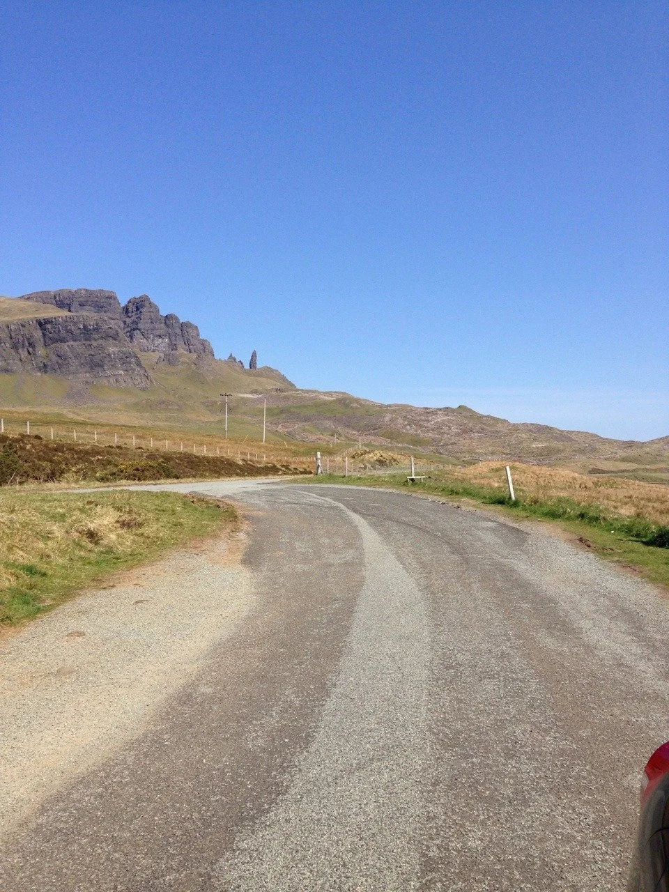 Blick von der Straße auf den Old man of Storr
