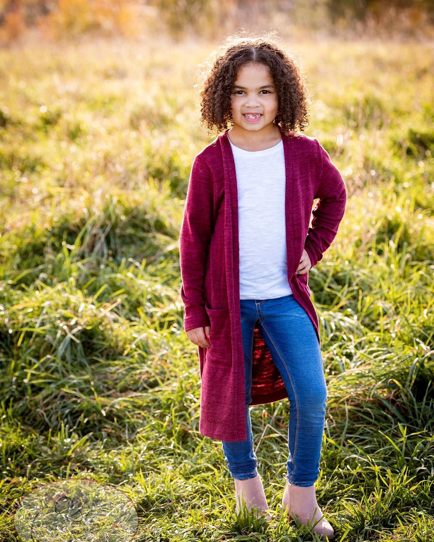 Sometimes when it&rsquo;s frigidly cold, you have to think of warmer times&hellip; and just look at that pose! #photography #familyphotography #childrenphotography #outdoorphotography #naturallight #naturallight #goldenhour #pose #centralmaphotograph