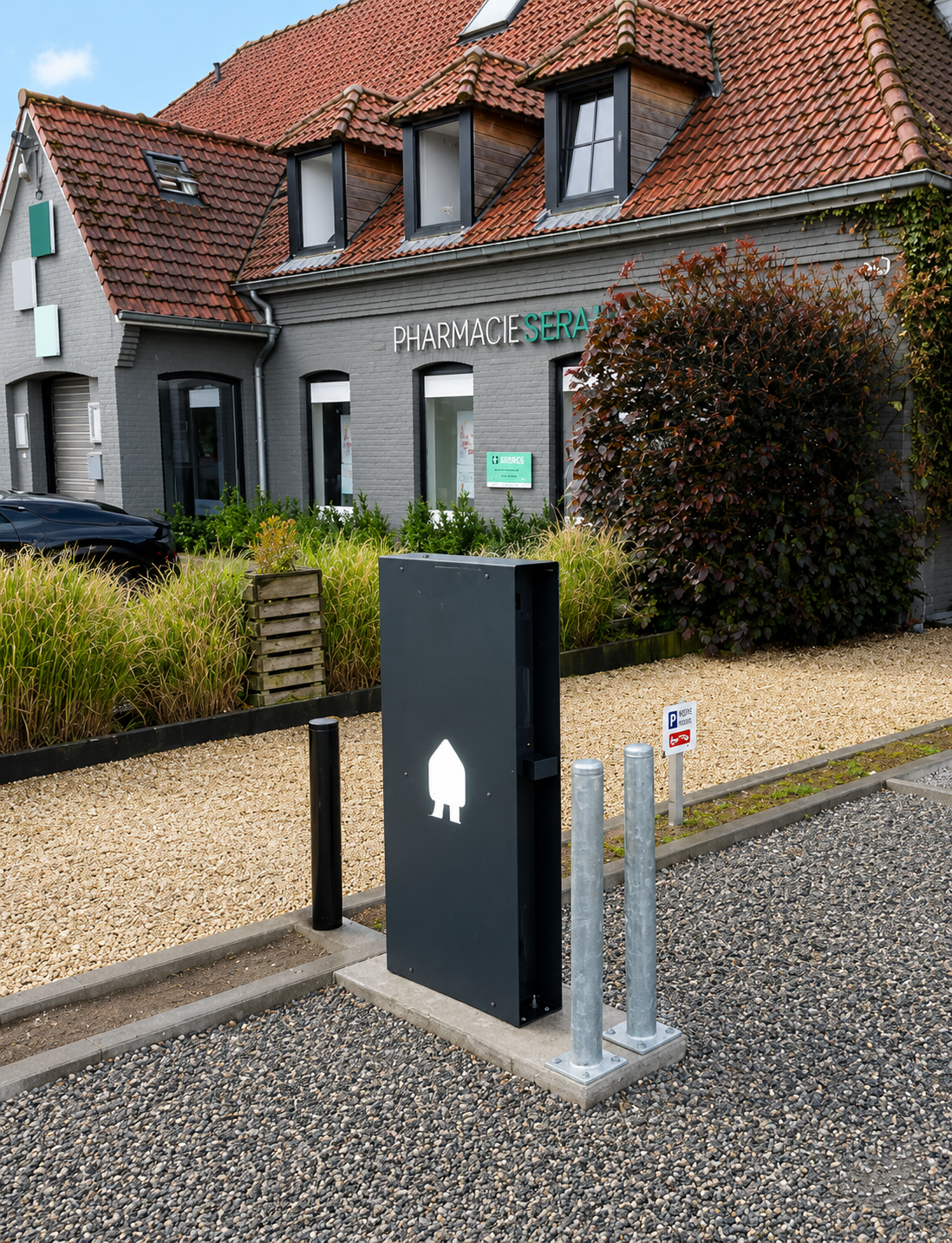Borne de recharge pour voiture électrique sur le parking de l'Hotel B&R Piano 2chaleureux avec stationnement gratuit.