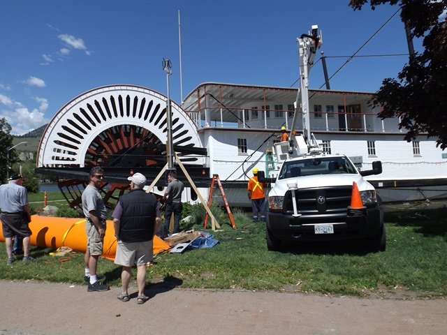 Penticton-Flood-City-Crews-help-to-rewire-the-electrical-lines-so-that-they-are-safely-above-the-water-level-2.jpg