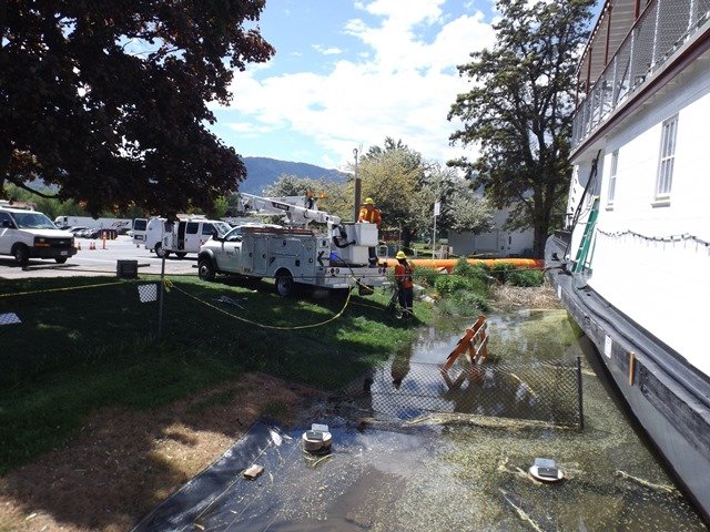 Penticton-Flood-City-Crews-help-to-rewire-the-electrical-lines-so-that-they-are-safely-above-the-water-level-4.jpg