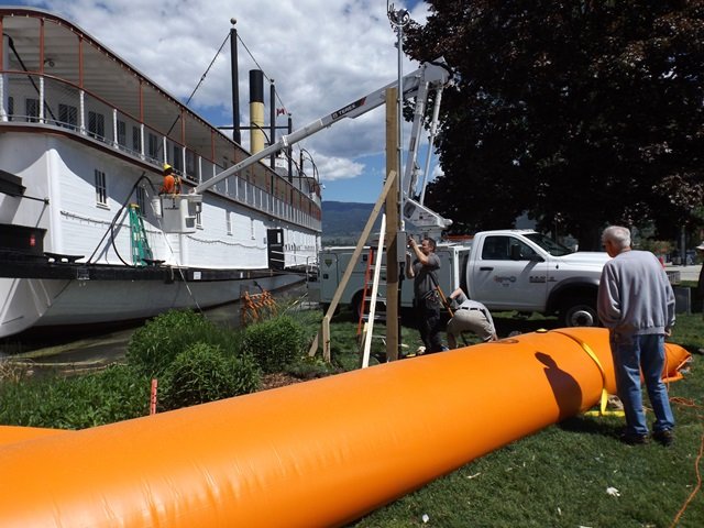 Penticton-Flood-rewiring-the-electric-so-it-is-above-the-water.jpg