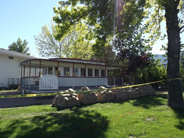 Penticton-Flood-Sicamous-Okanagan-Stern-Saloon-with-Sand-Bags-Waiting-for-the-Water-Bladder-to-arrive.jpg