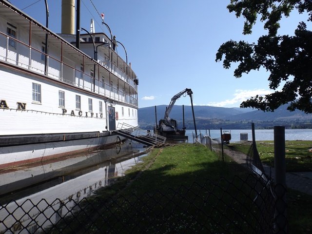 Penticton-Flood-Trademark-placing-piling.jpg