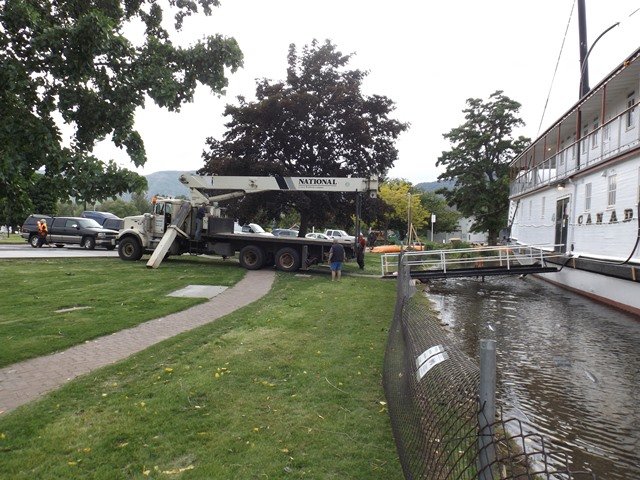 SS-Sicamous-fixing-the-ramp-Penticton-Flood-Rising-ship-has-caused-ramp-to-detach-catching-the-electrical-line.jpg
