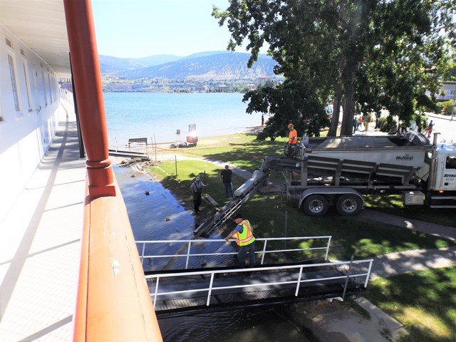 Penticton-Flood-Fire-dept-assisting-as-sand-is-pumped-under-the-hull-of-the-SS-Sicamousfilling-sand.jpg