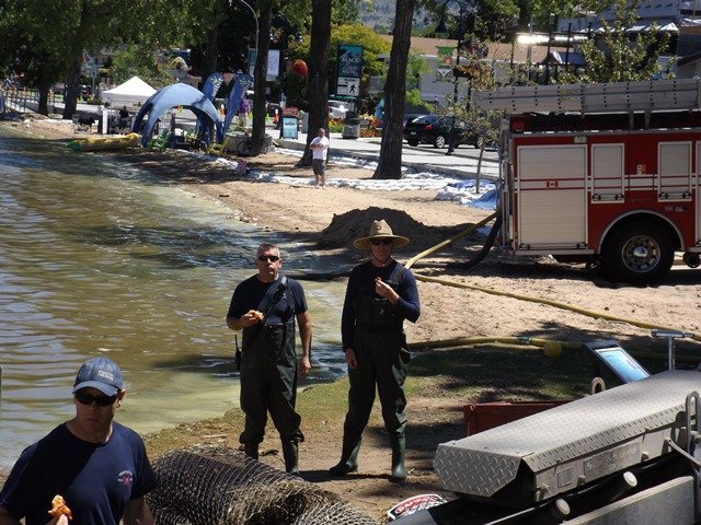 Penticton-Flood-Fire-dept-assisting-stone-slinger-as-sand-and-gravel-are-pumped-under-the-hull-of-the-SS-Sicamous.jpg