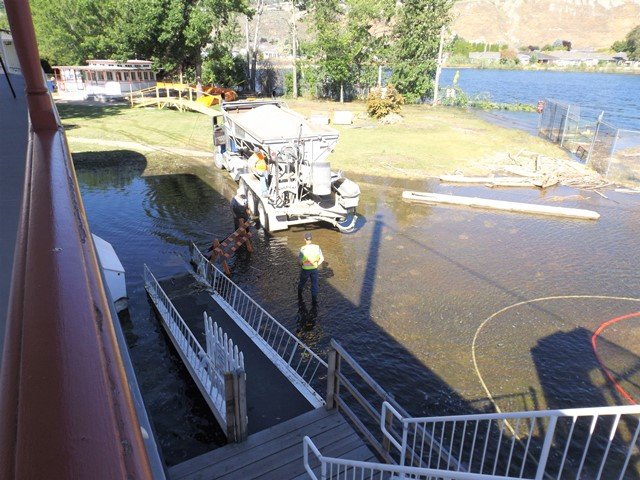 SS-Sicamous-High-Water-2017-Adding-sand-at-back.jpg