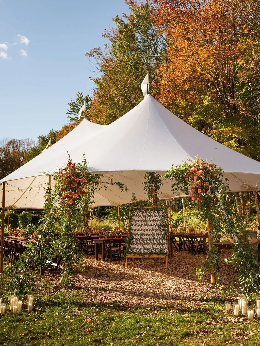 autumn can be a tough transition for me to welcome, but it&rsquo;s usually what my tired feet need most. here&rsquo;s the warmest autumn-y tent entrance (or &ldquo;tentrance&rdquo; as we like to call it 😏) we did for tori + michael last october 🍁

