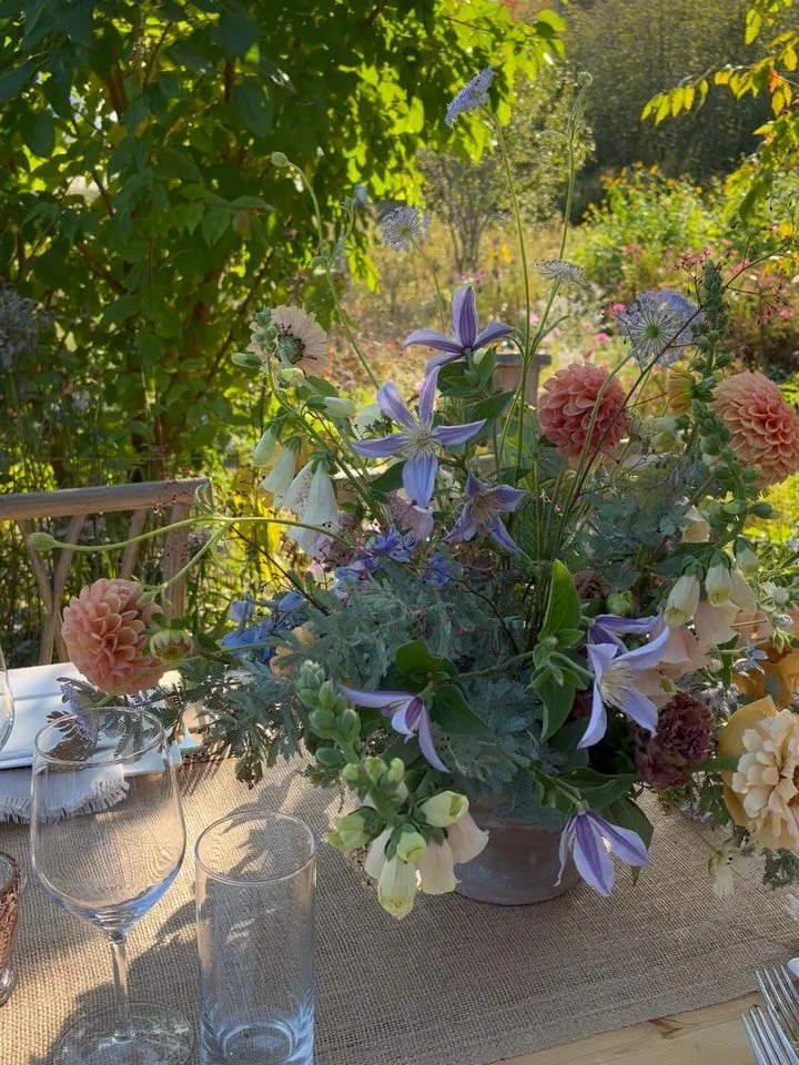 had the honor and privilege to flower for my best friend in the magical place that we met almost 13 years ago&hellip; we love you so 💙

venue and catering: @sweetpeascafemaine