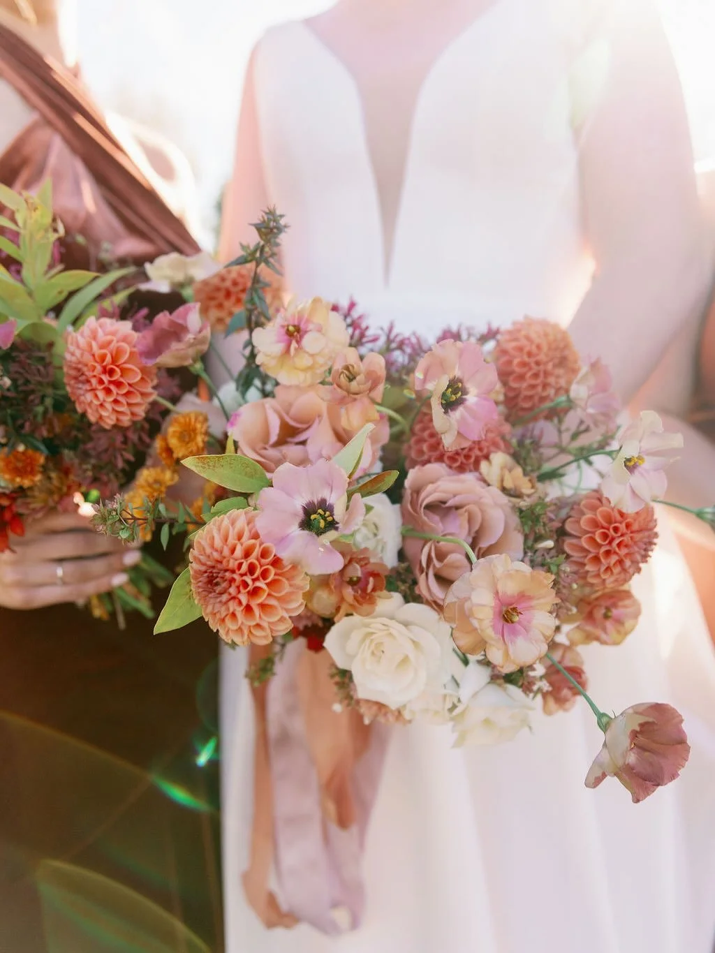 last bouquet + boutonniere combo of the 2025 season! such a perfect day to cap the year off. terracottas and mauves for amelia + tom 💗🧡

photography: @emilysawchuckphotography 
venue: @wandbylanding 
planning: @weddingsbykaileigh

#bridalbouquet #b