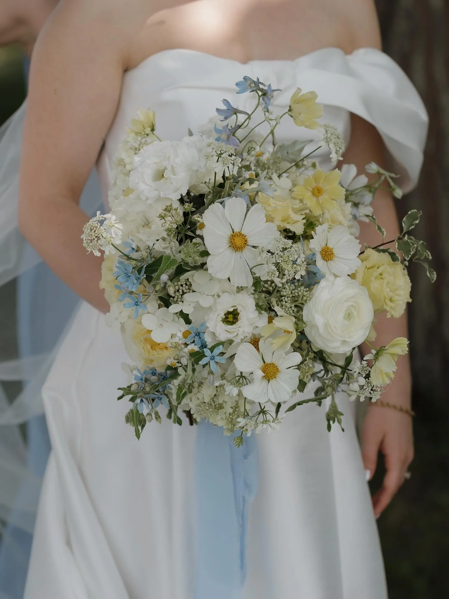 soft yellows make everything better when added into the fresh and coastal blue and white palette! fave mid summer bridal bouquet, held by christina aka the prettiest princess 

venue: @samosetresort 
photography: @megandwyerphoto 
florals: @floraliad