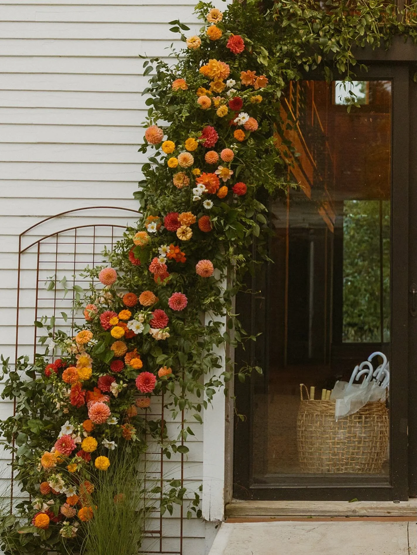 psst&hellip;. this way to the party! ✨ pass through under the magical 12-foot floral install first. 

photography: @somewherenorth__ 
venue: @scotlandfields 
coordination: @foreverinadaybykelly 

#weddingflowers #floralinstallation #mainewedding #flo