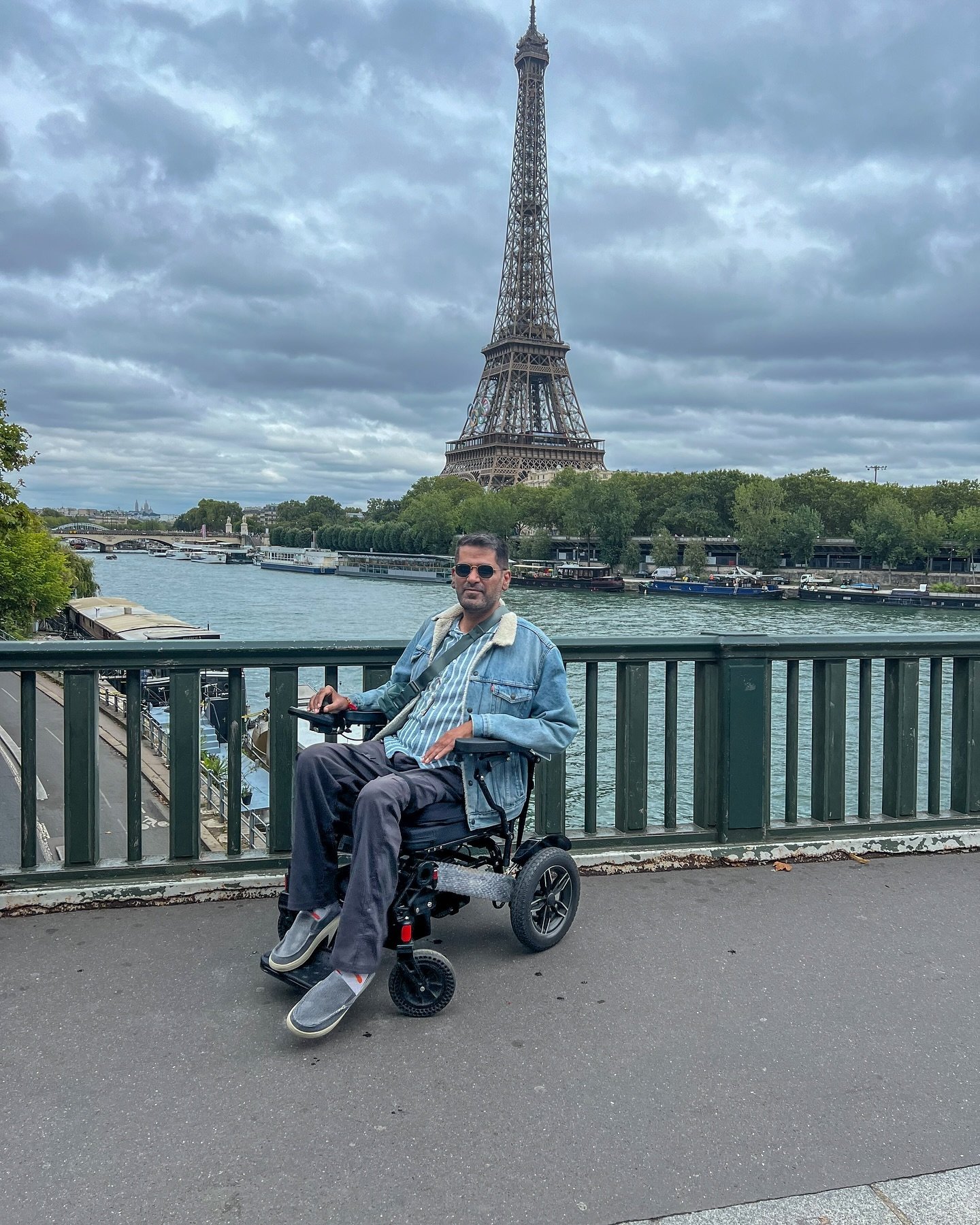 &ldquo;Parisians are kind&rdquo; story 🇫🇷♿️ : We took the pathway through L&rsquo;&icirc;le aux Cygnes to reach the Eiffel Tower. As we reached the end of the park, we encountered a challenging flight of stairs. Just then, two kind Frenchmen notice