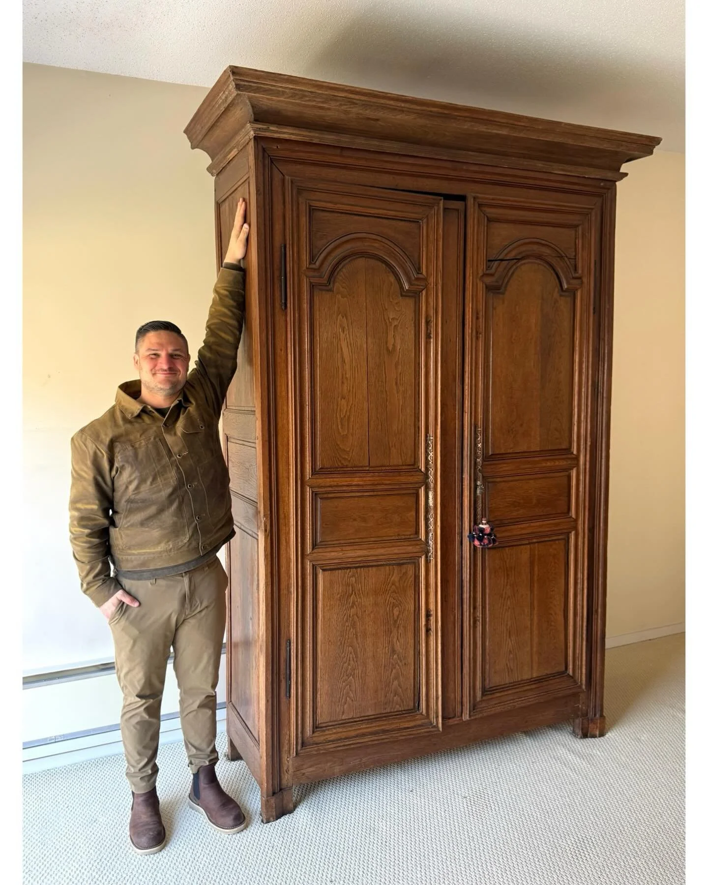 Plenty of great pieces to bid on this Cheshire Estate Auction, everything from furniture to artwork and pottery! 🖼️ 🌟 

Link in our bio to view both our Branford and Cheshire auctions.

Local pick-up as well as delivery and nationwide shipping opti