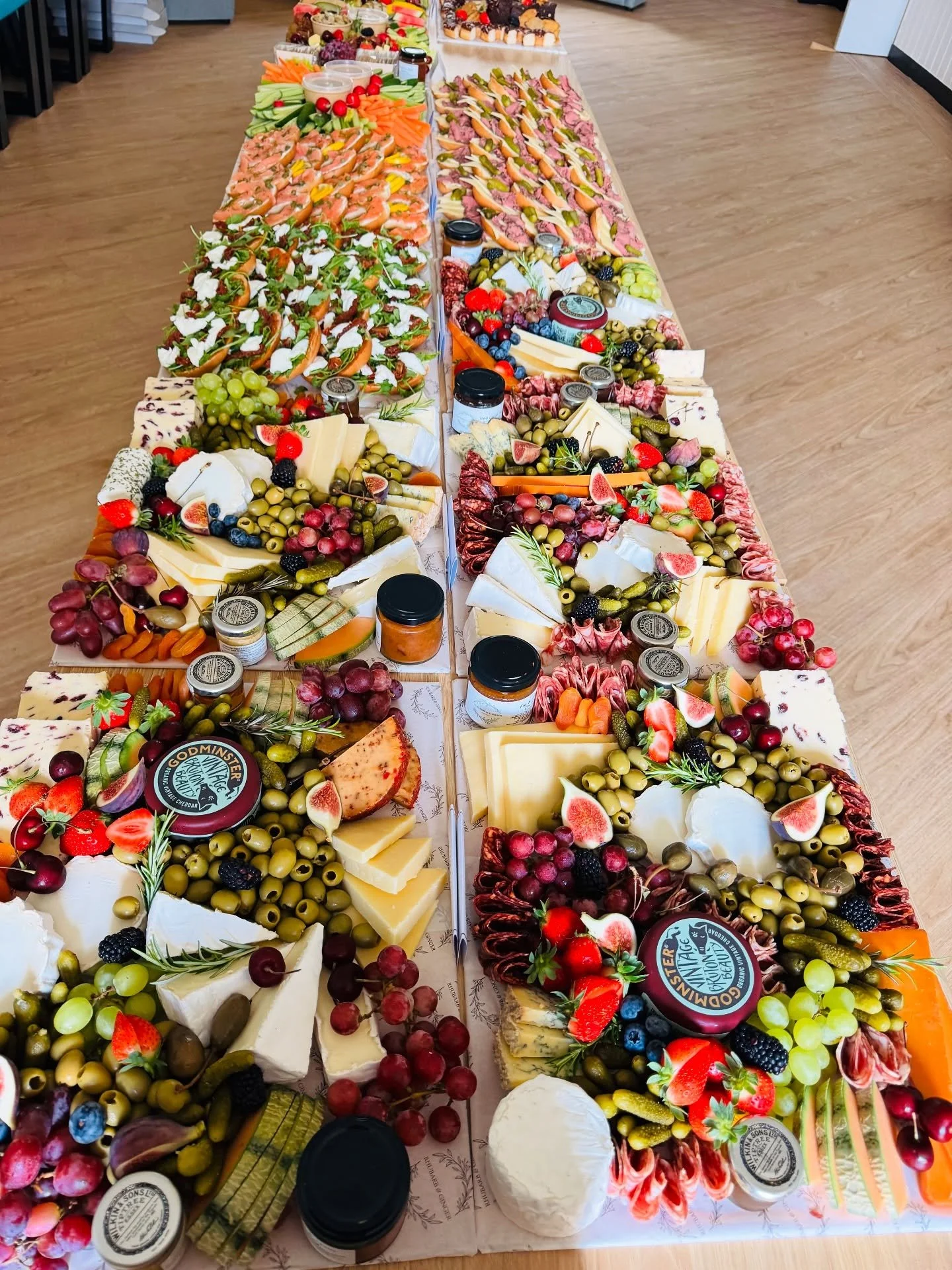 ✨ Corporate Catering ✨
A vibrant selection of platters created to suit all allergies and dietary needs. This stunning table set up includes artisan cheeses &amp; charcuterie, topped bagels, fresh crudit&eacute;s, seasonal fruits, and indulgent sweet 