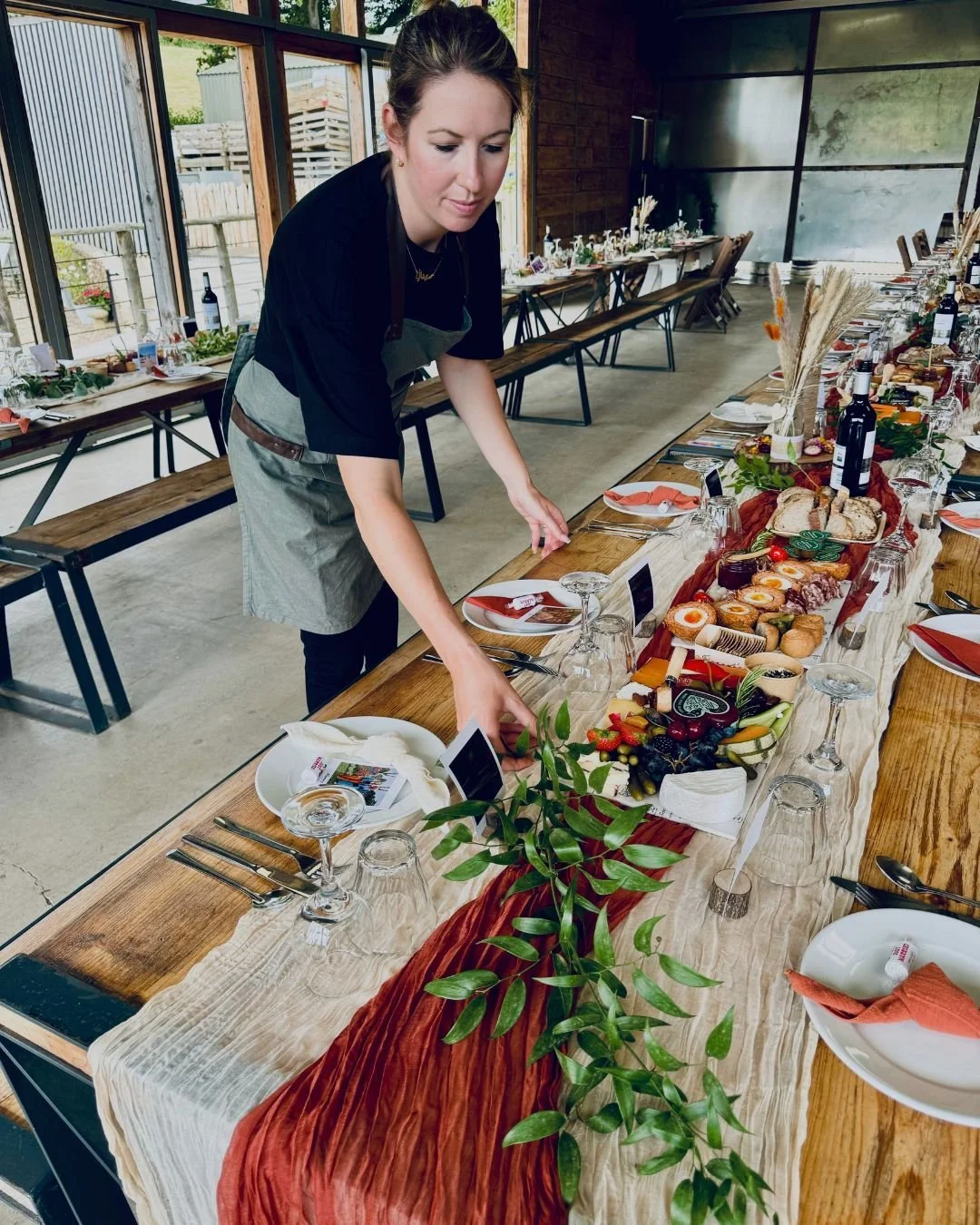 Table Set-Up &amp; Styling 🌿 

All platters are kept perfectly chilled in our refrigerated van until set-up begins. Our experienced team then carefully places each platter according to your table plan, with all allergies and dietary requirements tho