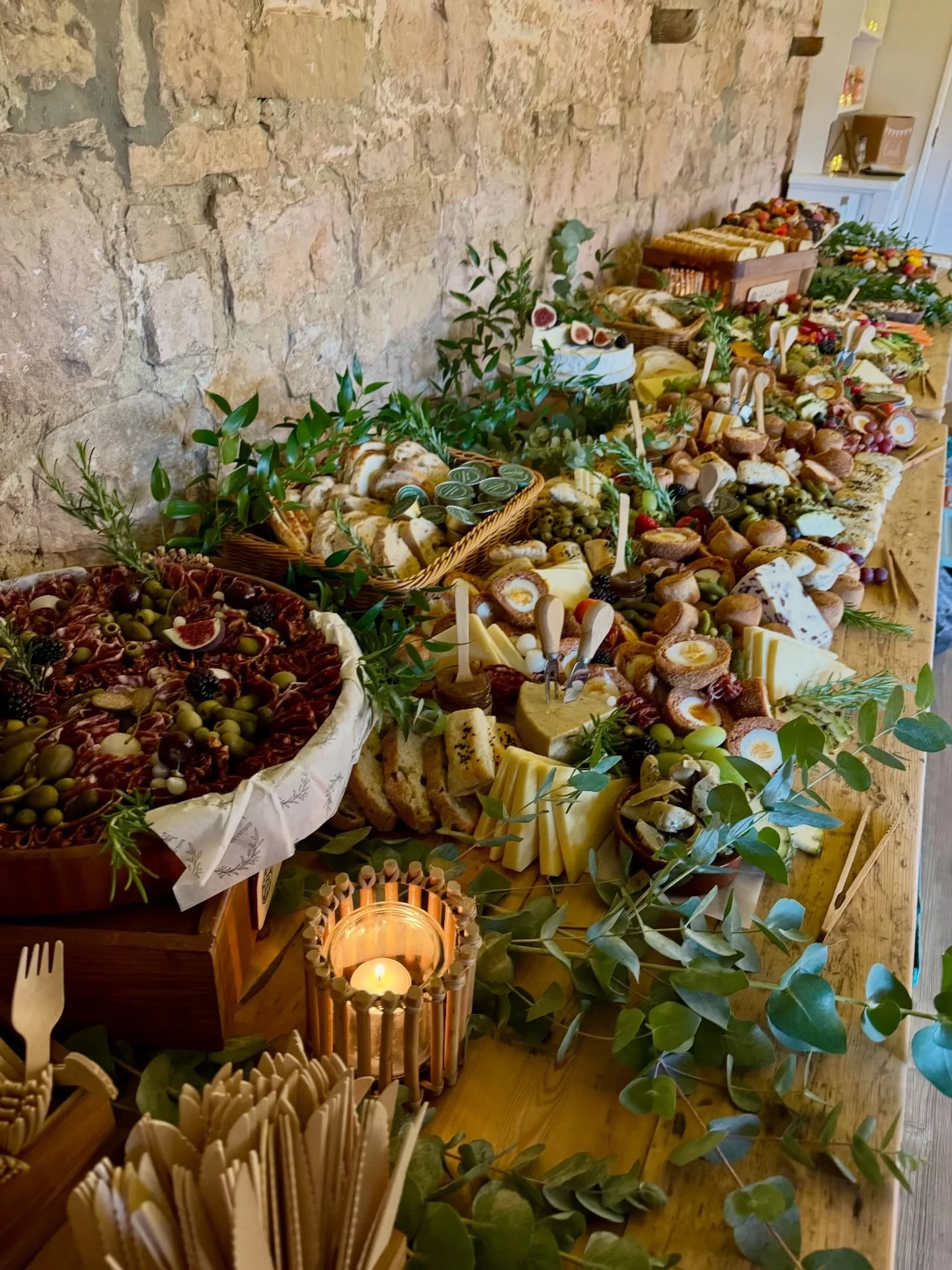 Maeve &amp; James celebrated their special day at the beautiful Fonthill Estate. 🌿🤍 @fonthillweddings 

After the ceremony, they returned with their guests to trays of chilled Pimms, served as welcome drinks. Throughout the evening, our Rhubarb &am