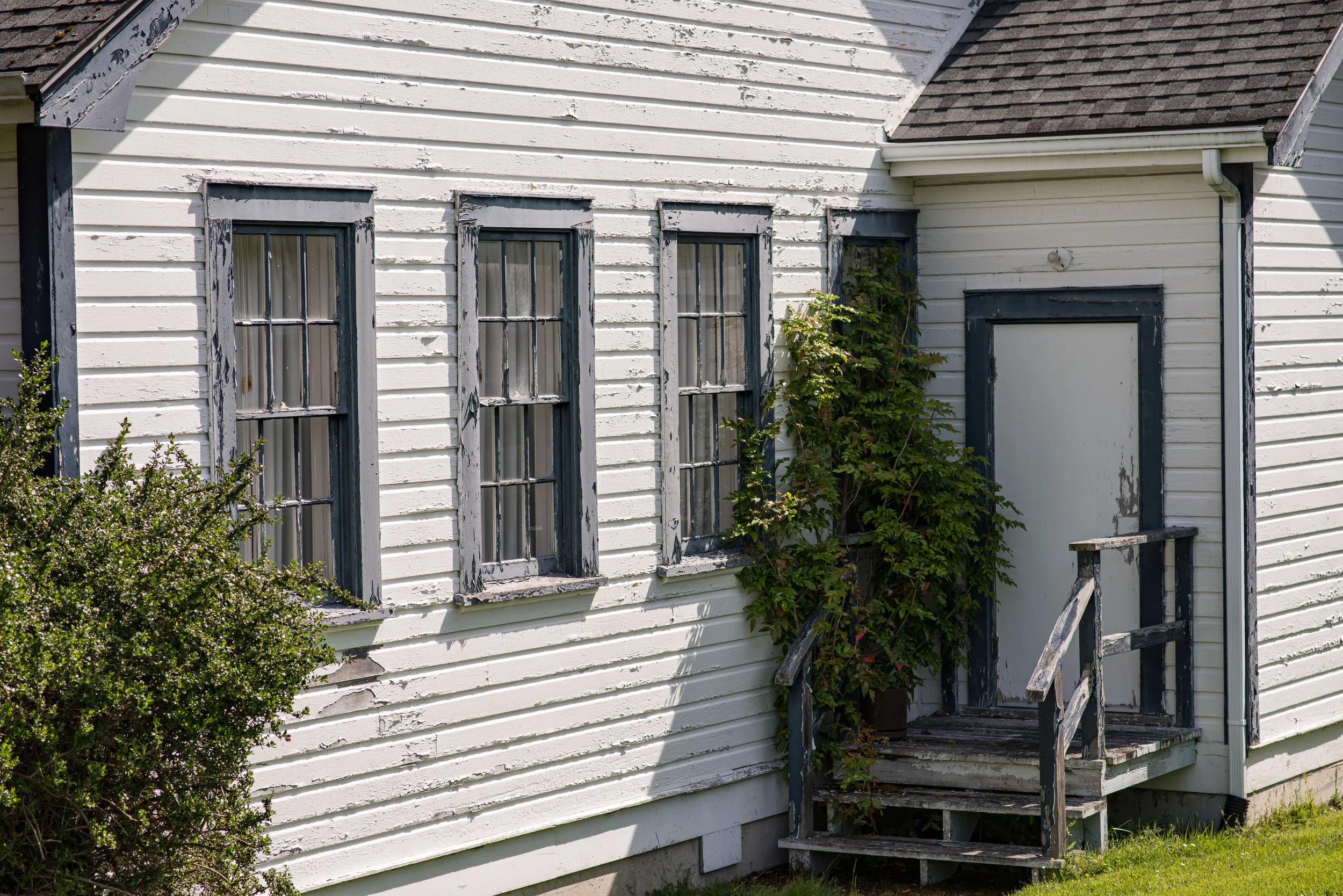 Painting Old Homes the Right Way: How Graystone Handles Peeling &amp; Flaking Paint
