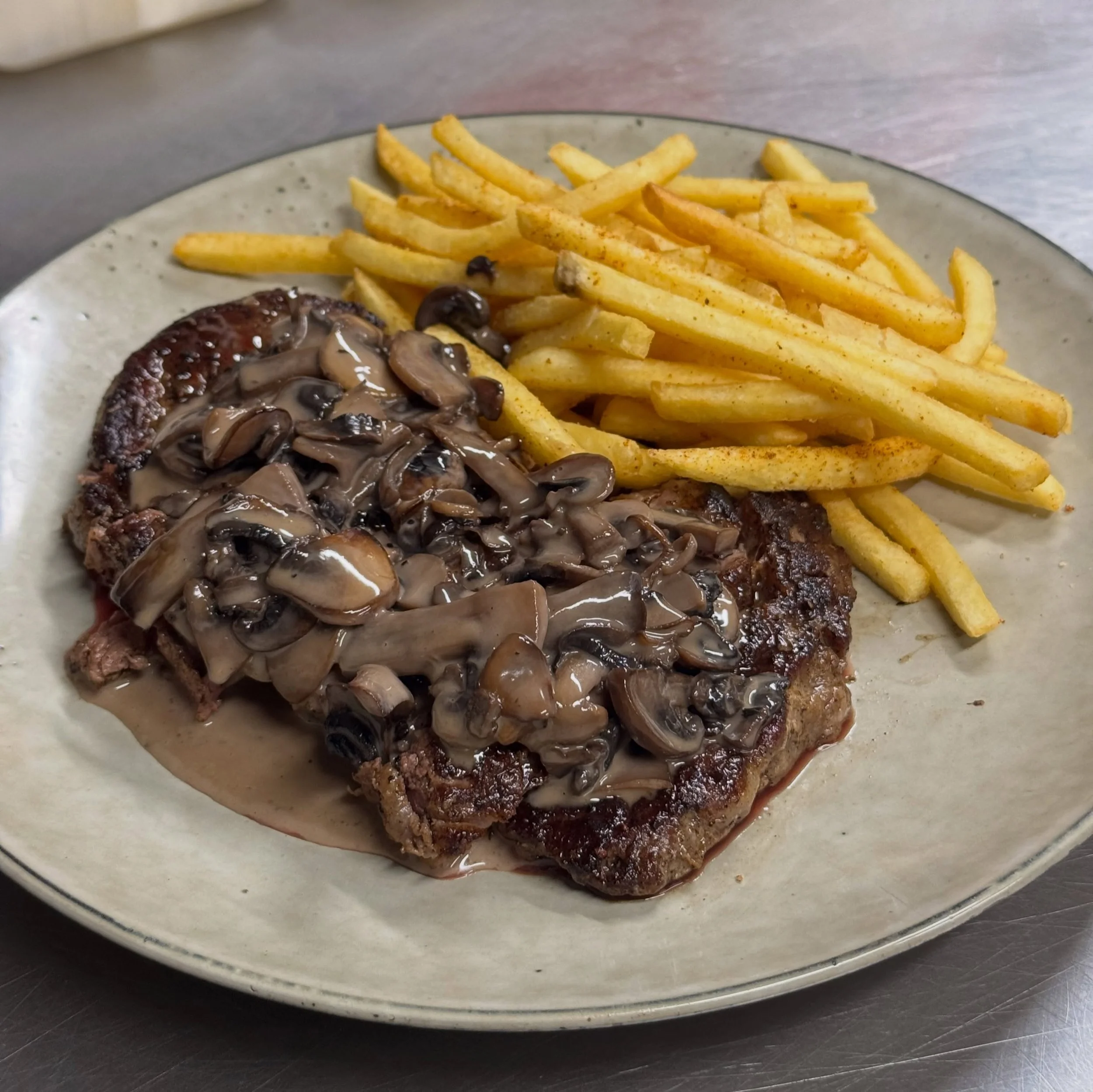 RACE WEEK IN THE BOOL 🐎🚨 open Tuesday - Sunday. Serving hand made pasta, well cooked scotch and porterhouse, moody vibes and a warm space. Come catch us up on the track happenings!! 

Bookings online, walk ins or call after 5pm. Serving from 5:30 t